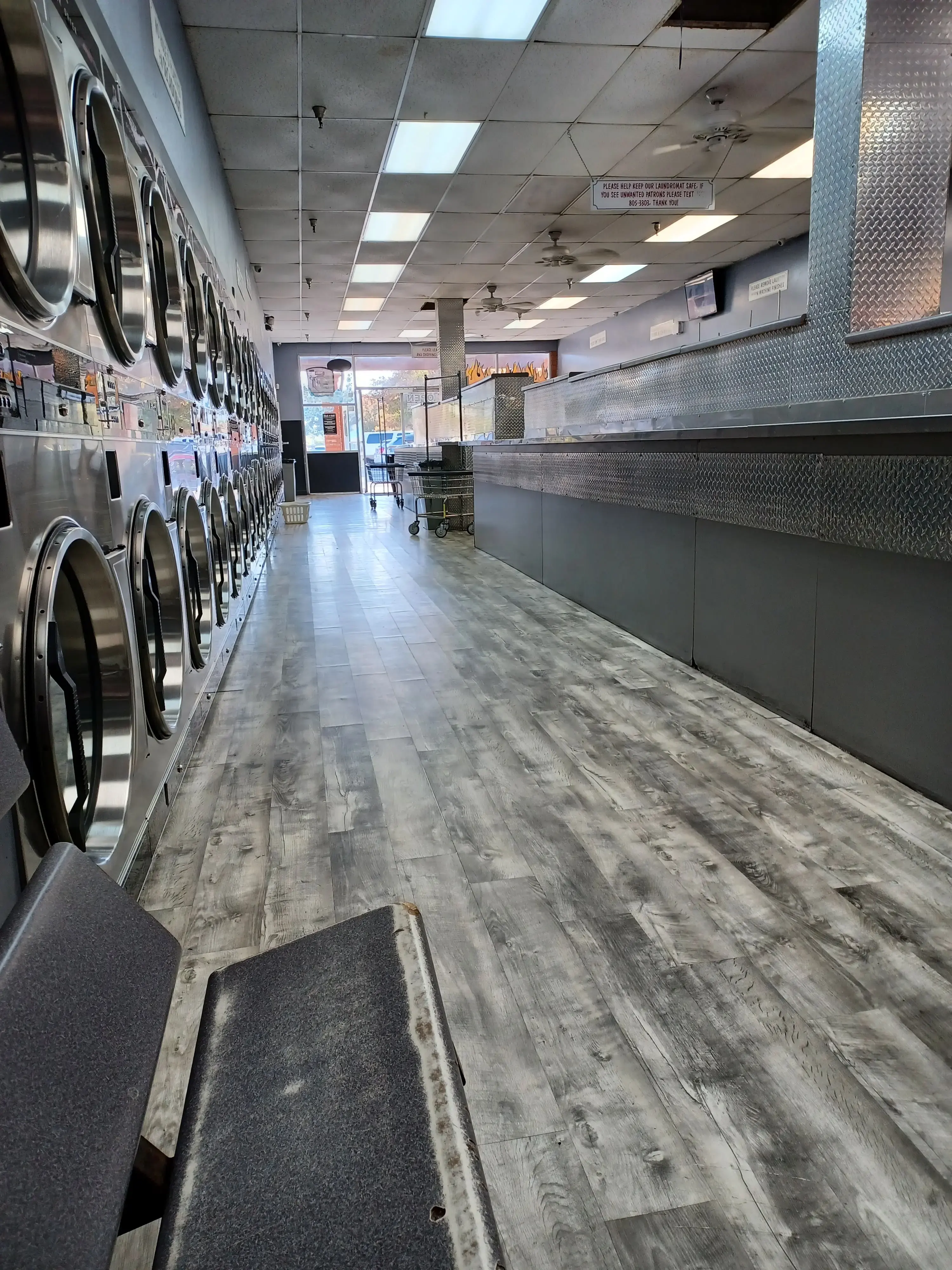 Launderland Coin-Op Laundromat + Wash & Fold Laundry Co. thumbnail 4
