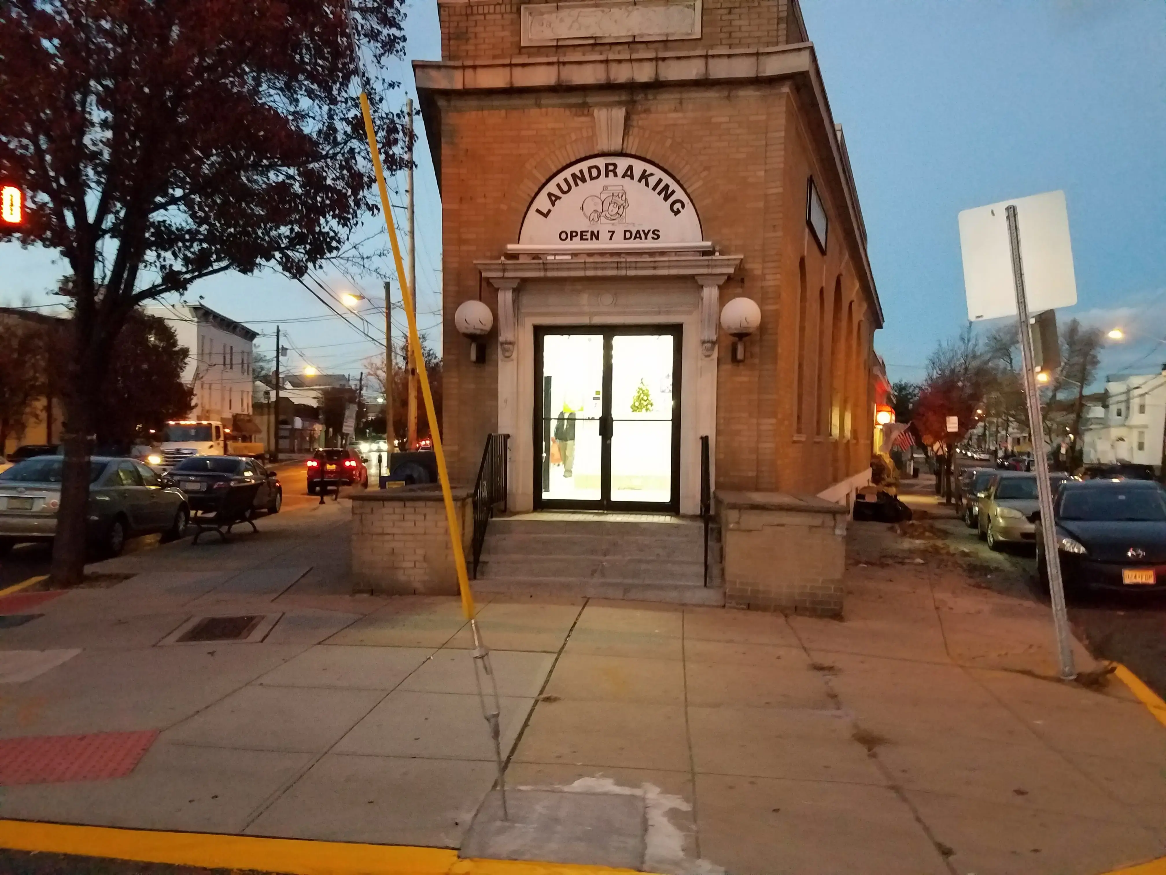 LaundraKing Laundromat - Image 9