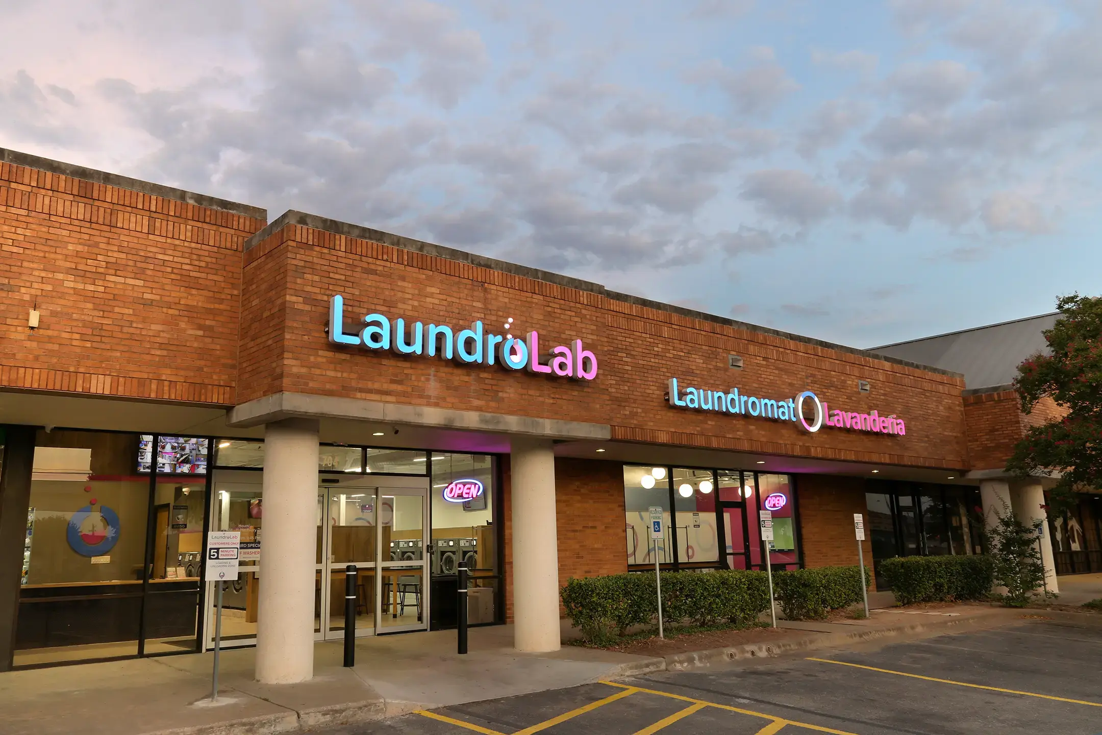 LaundroLab Laundromat - Image 4