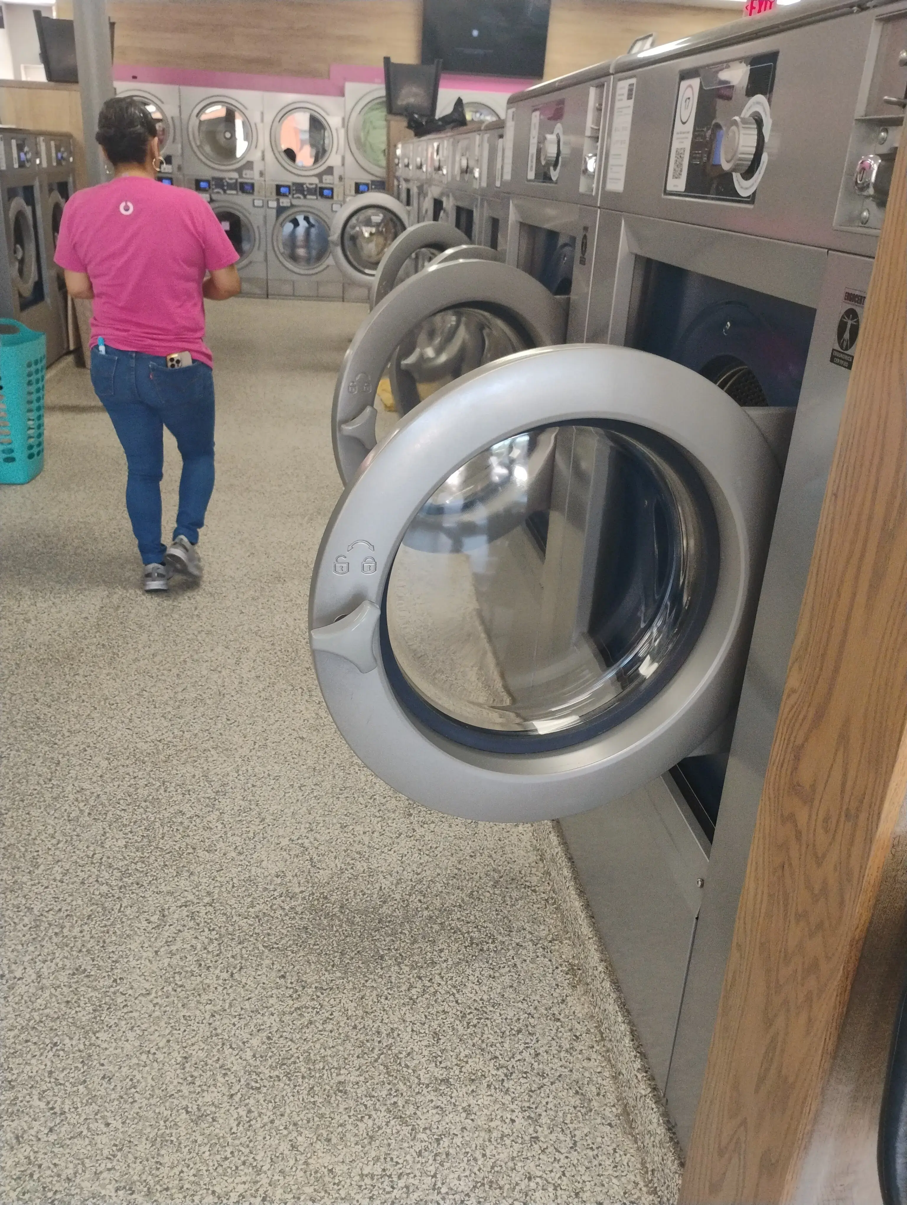 LaundroLab Laundromat thumbnail 11