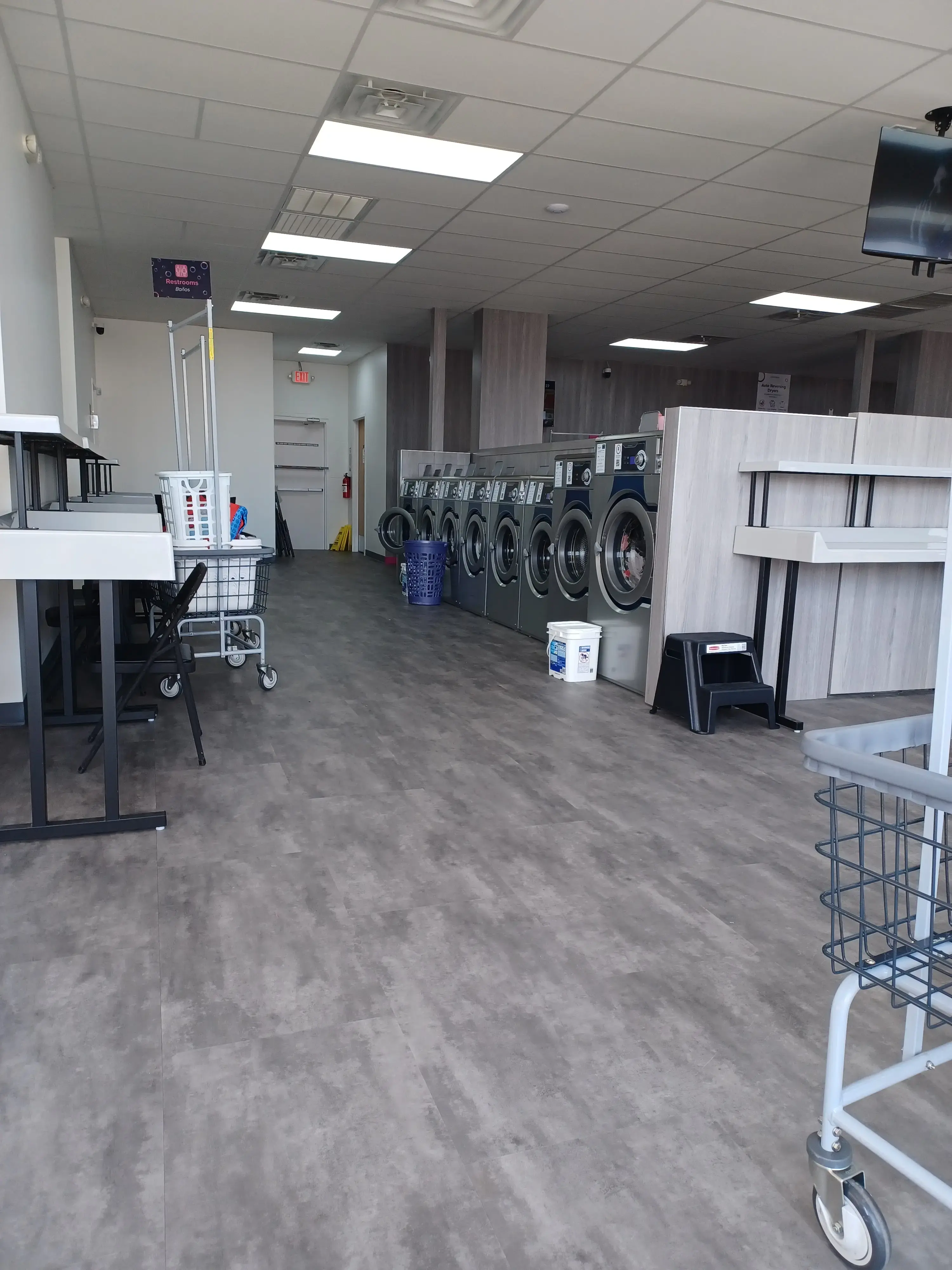LaundroLab Laundromat - Image 8