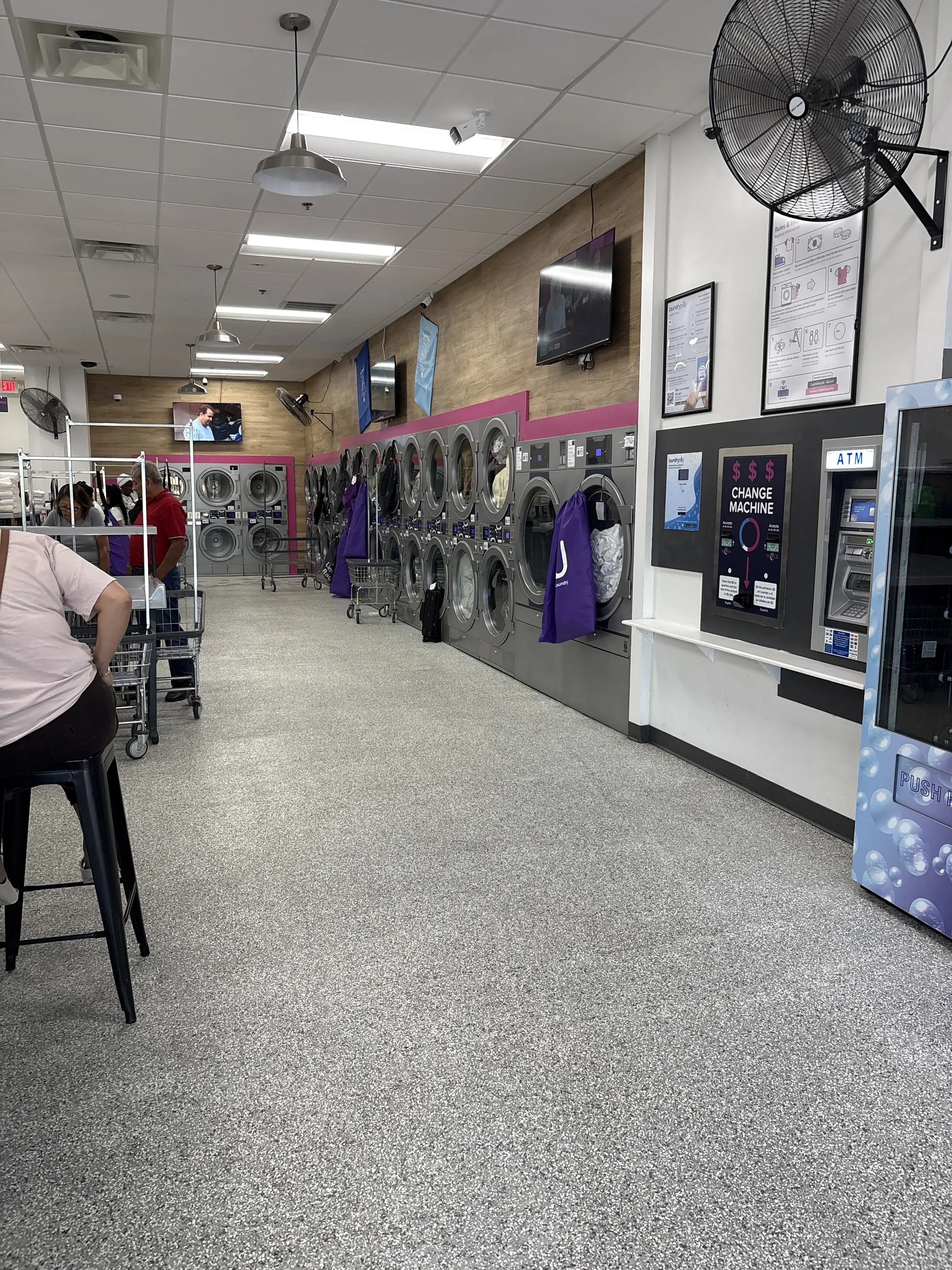 LaundroLab Laundromat - Image 6