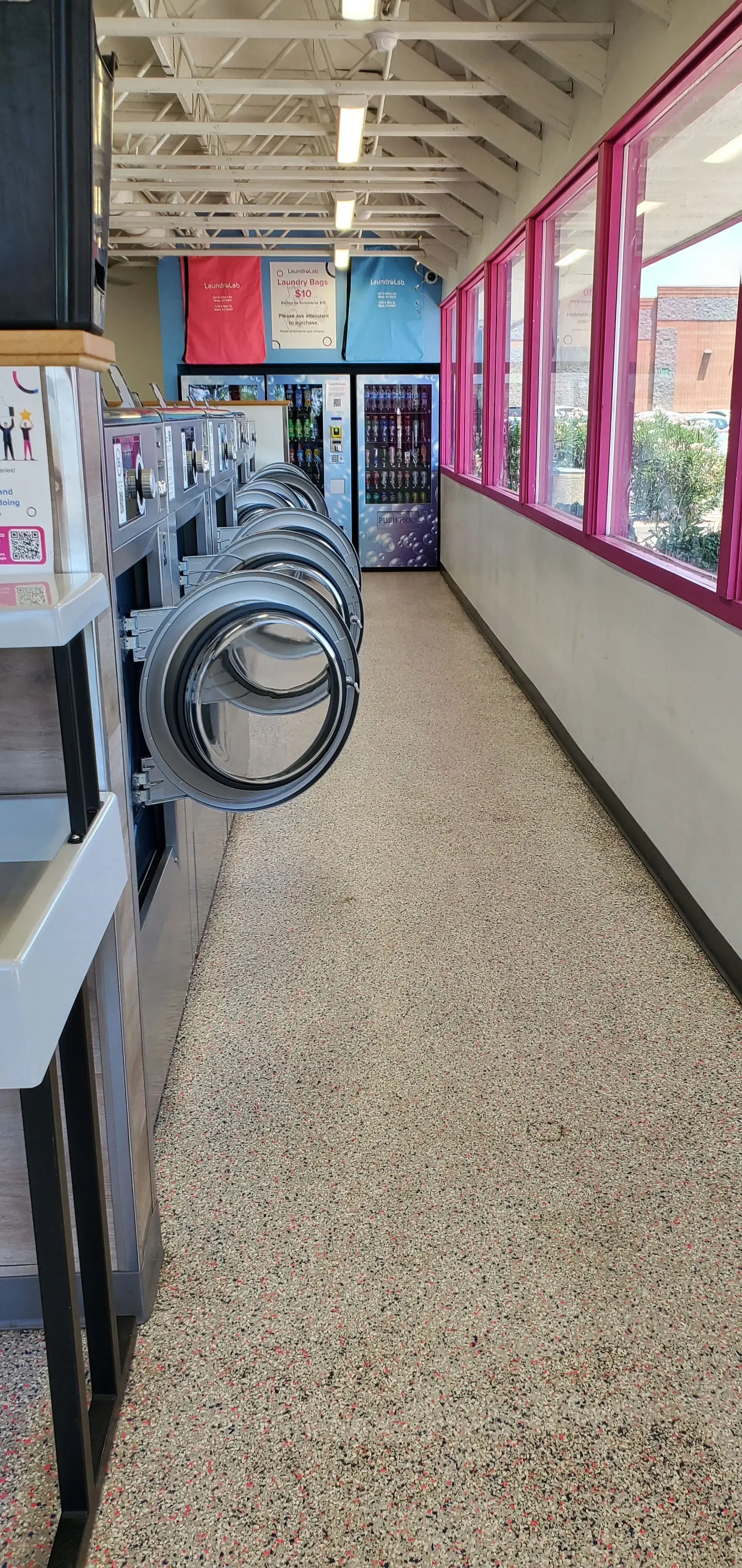 LaundroLab Laundromat thumbnail 13