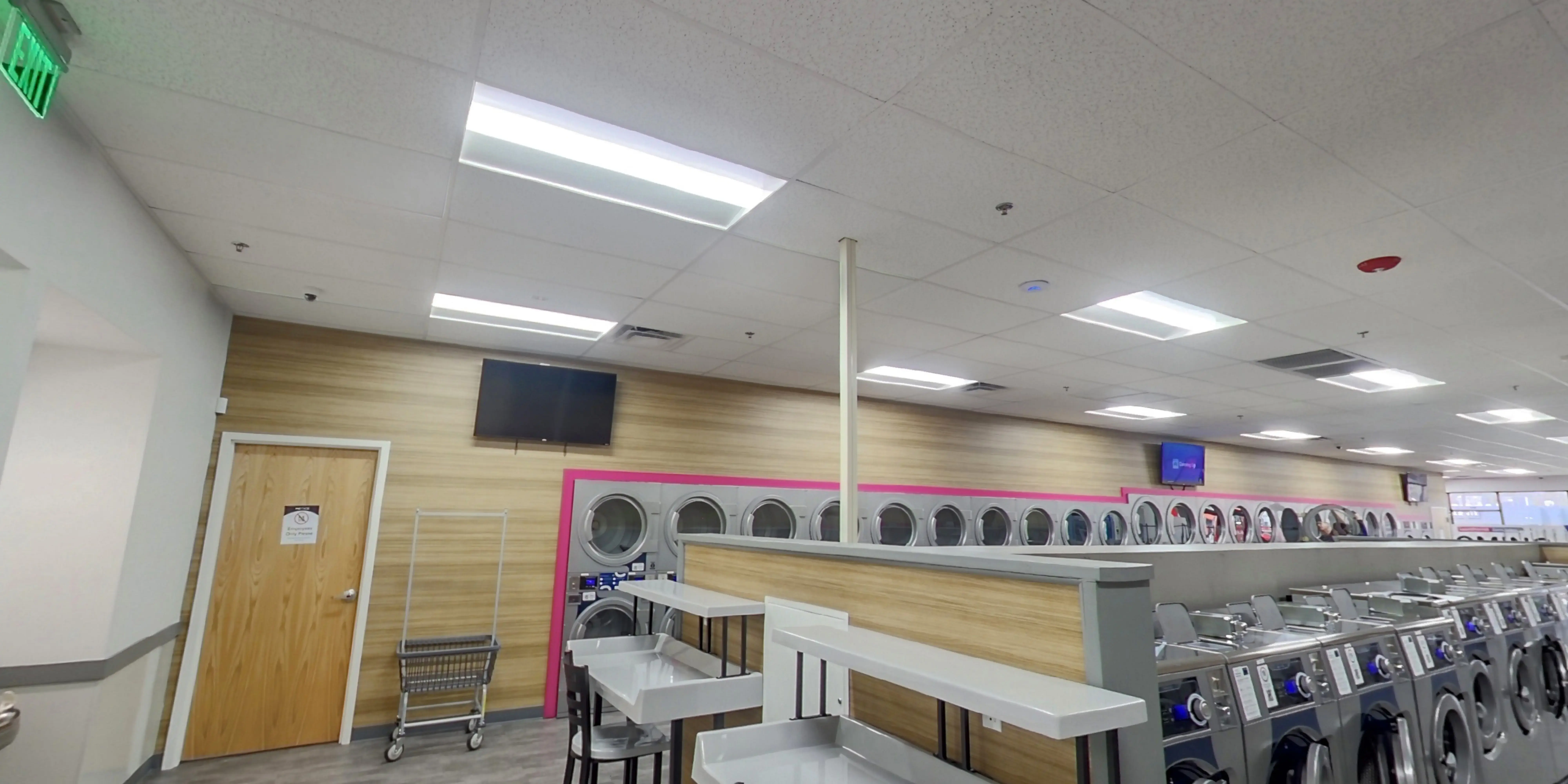 LaundroLab Laundromat - Image 7