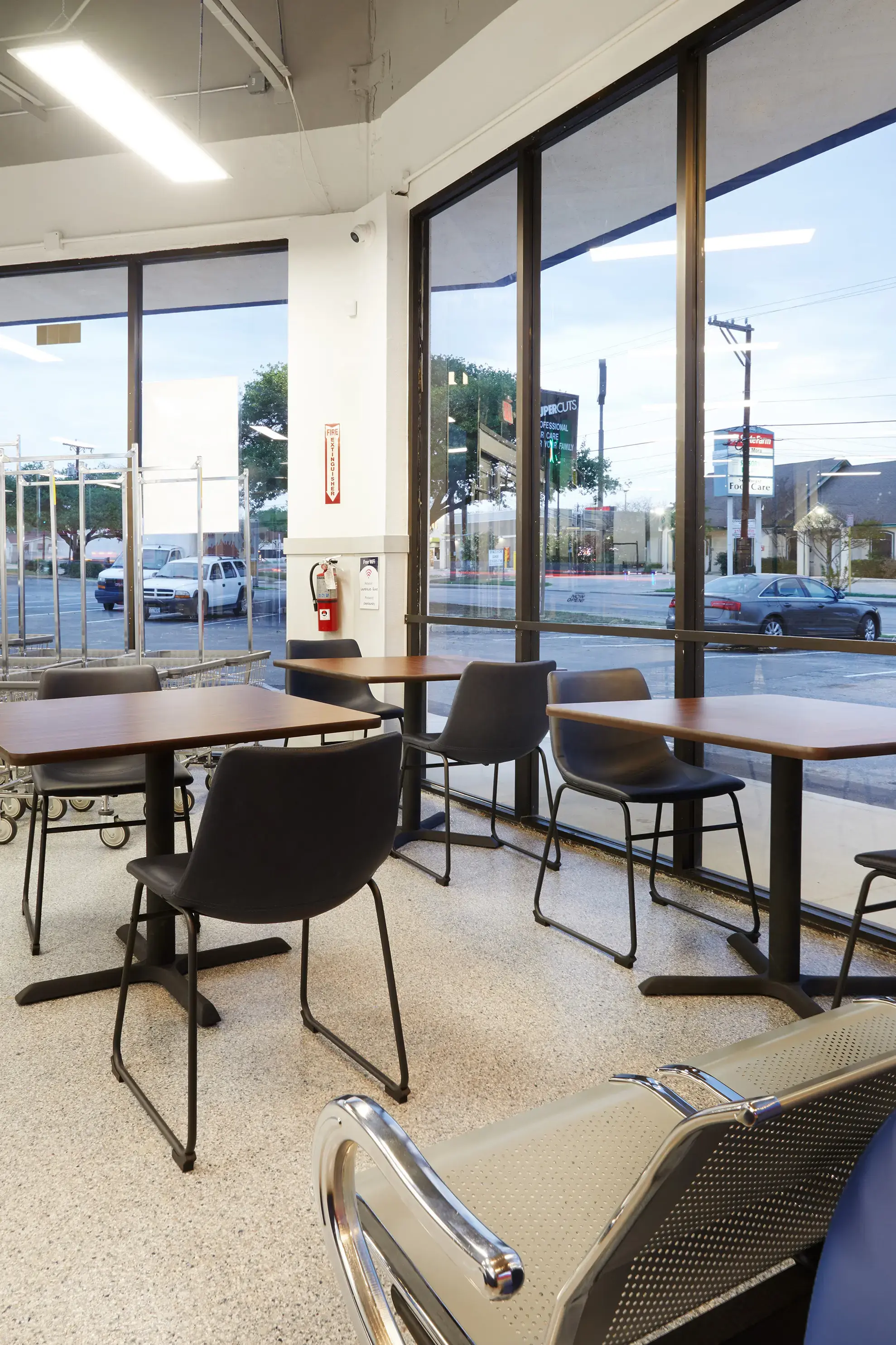 LaundroLab Laundromat - Image 9