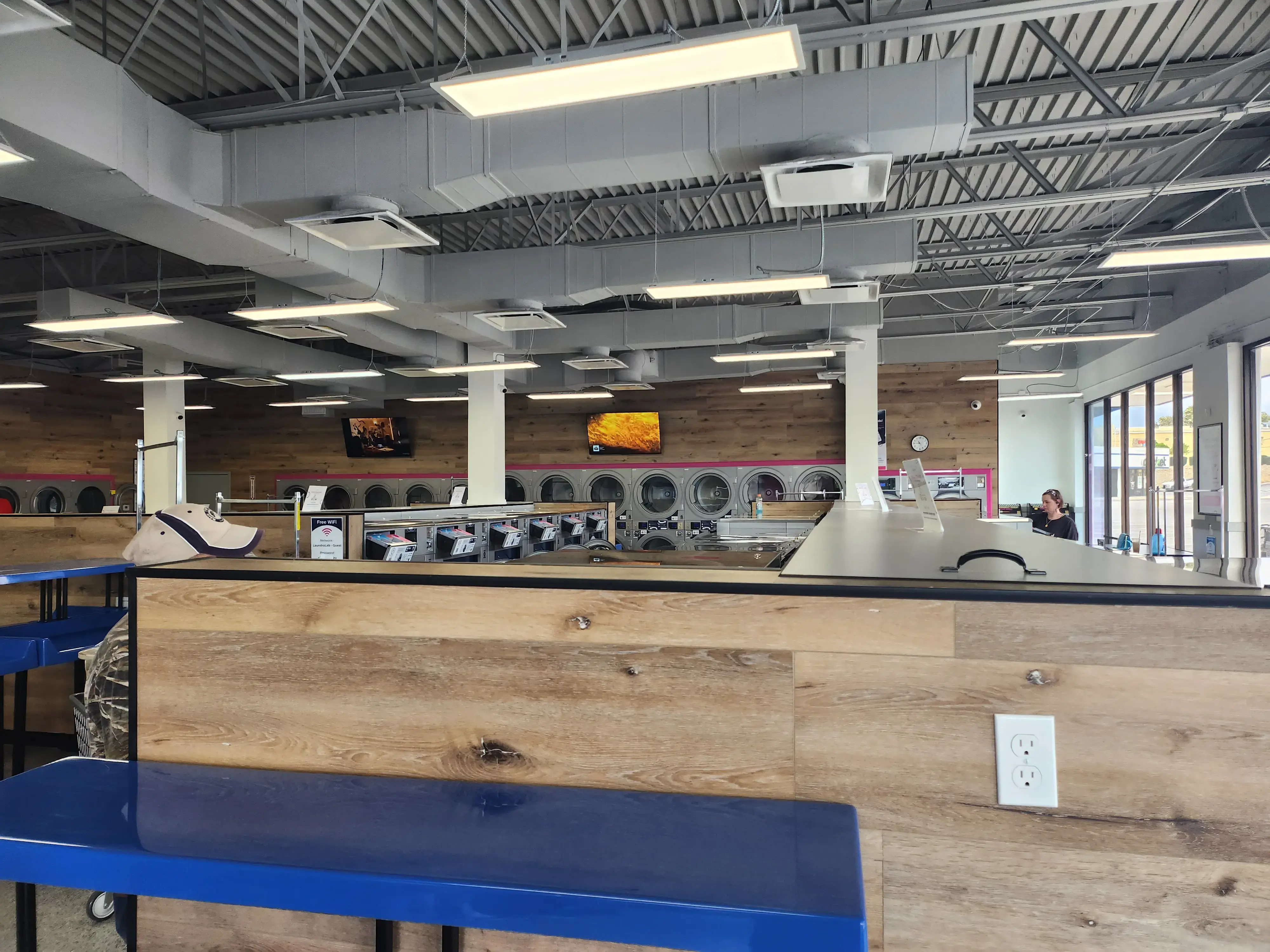 LaundroLab Laundromat thumbnail 13