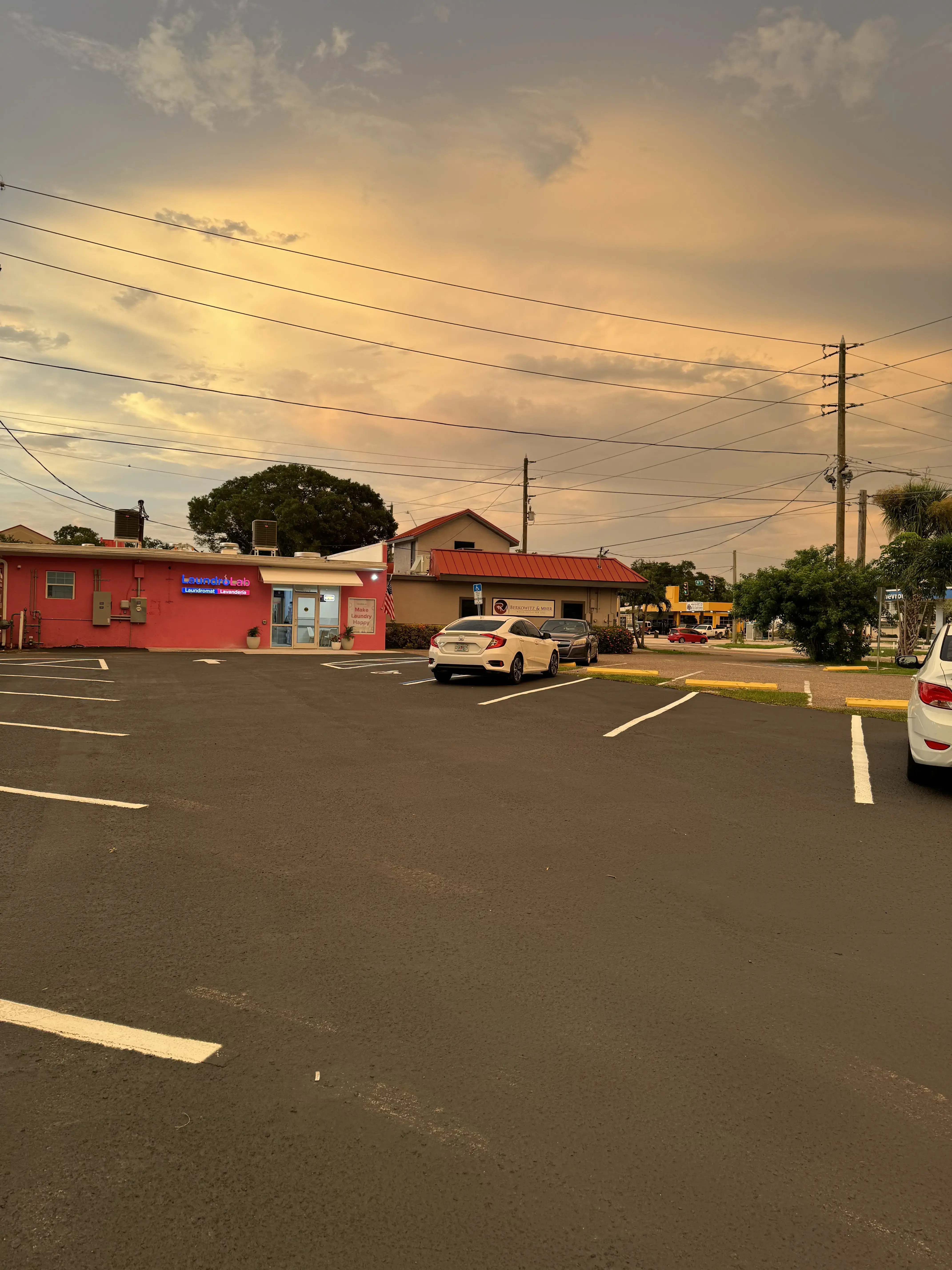 LaundroLab Laundromat - Image 9