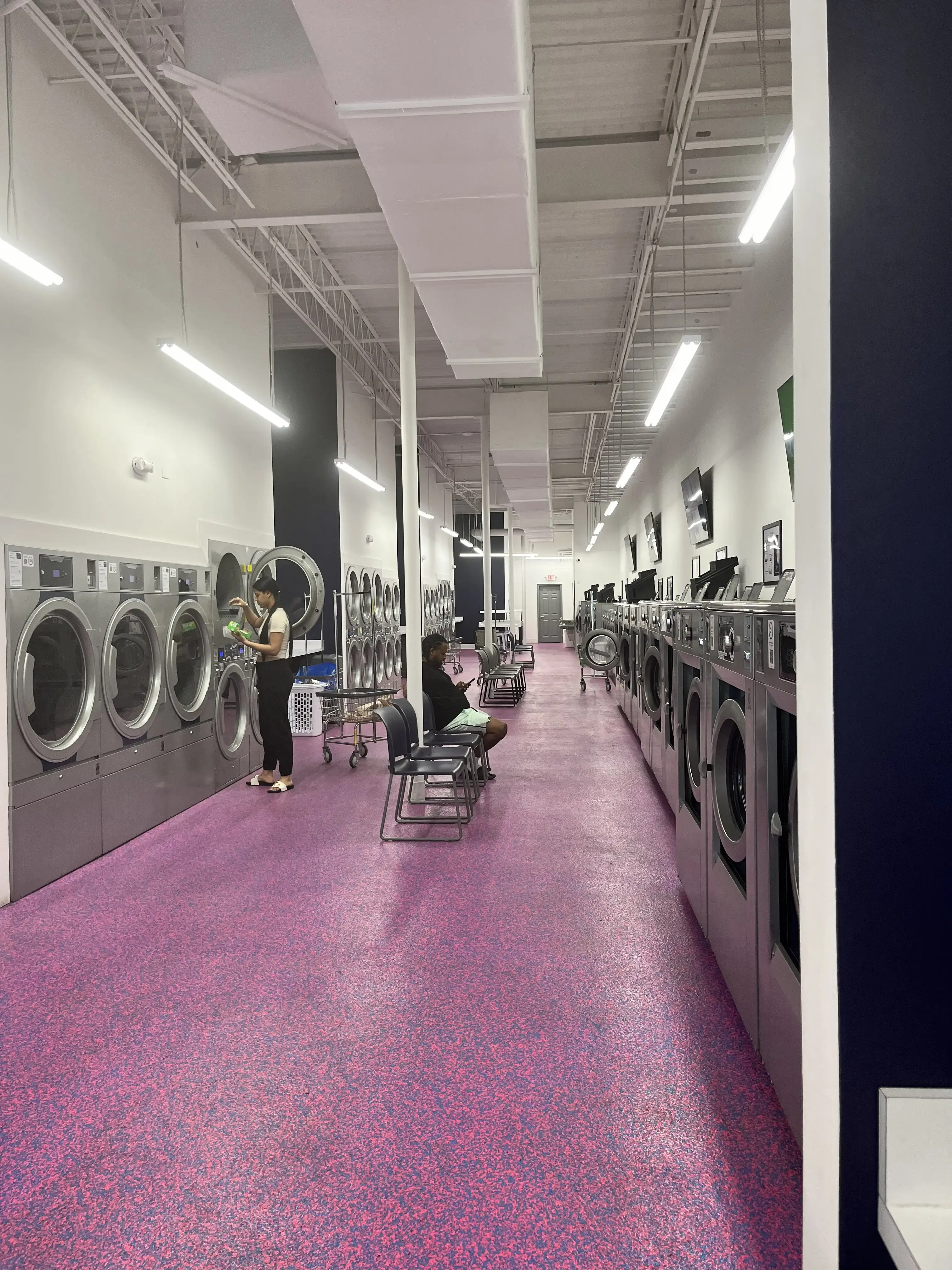 LaundroLab Laundromat - Image 8