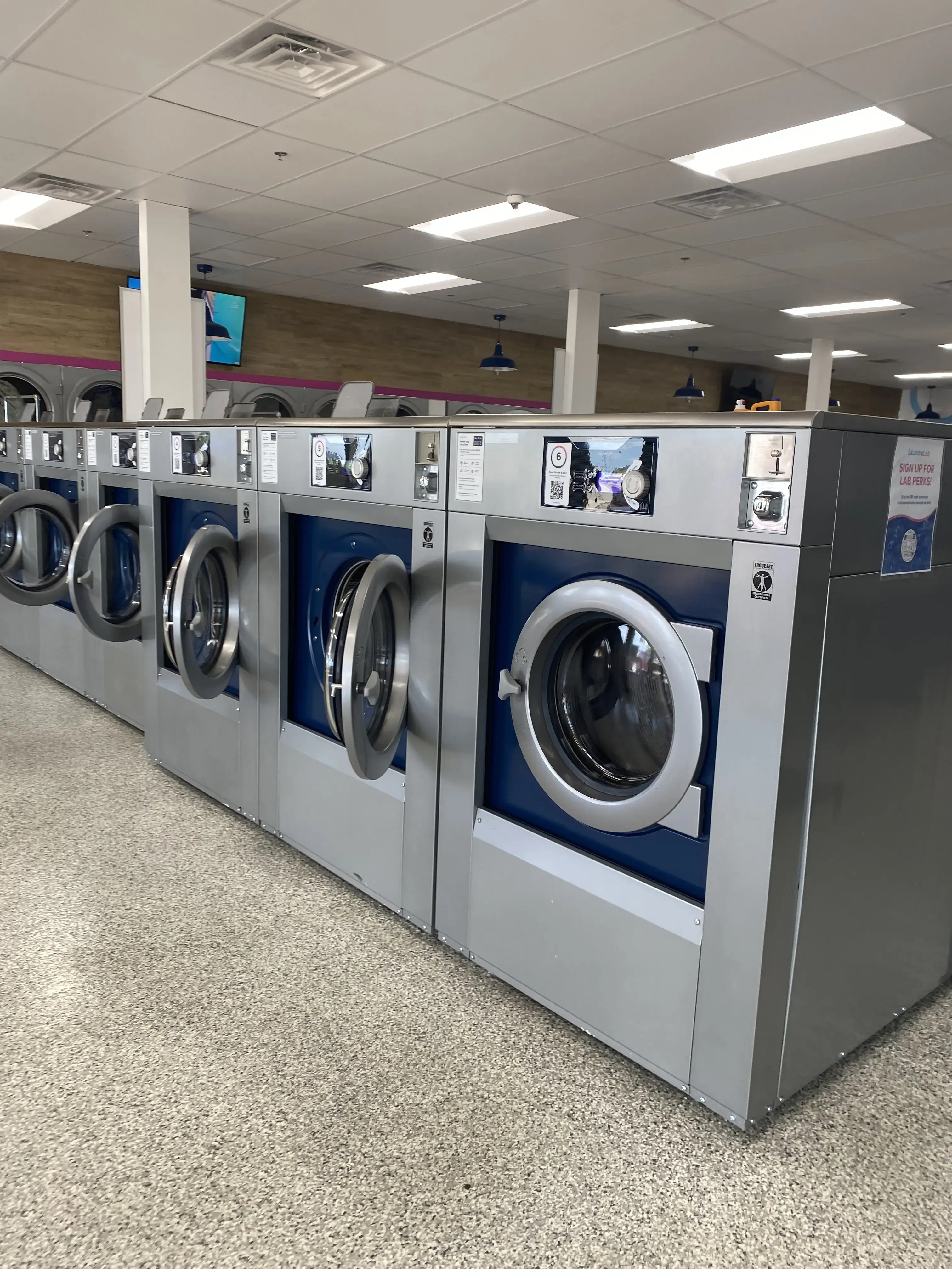 LaundroLab Laundromat thumbnail 14
