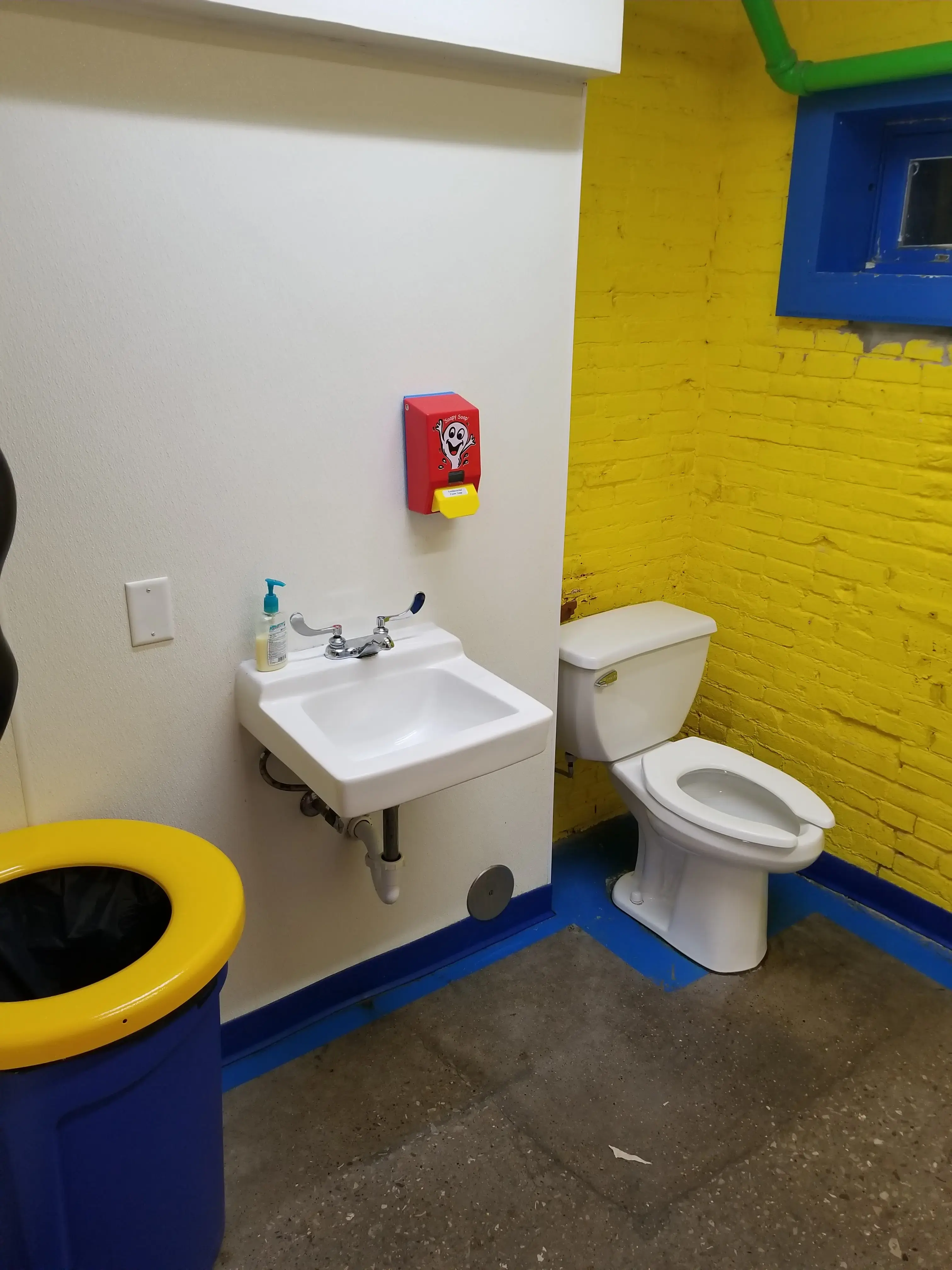 Laundromania (Downtown Iowa City) - Image 15