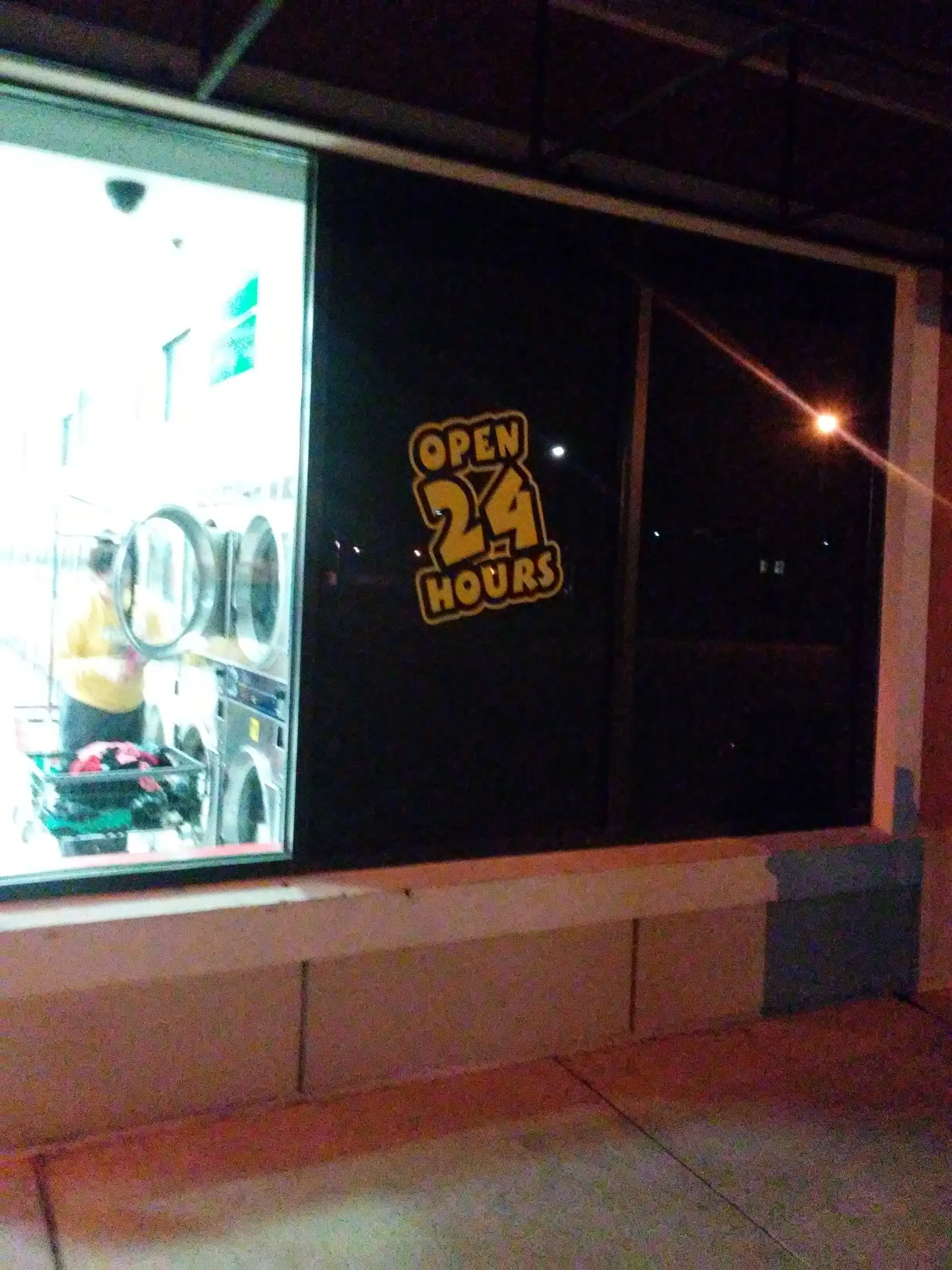 Laundromania (Sycamore Mall: East Iowa City) thumbnail 16
