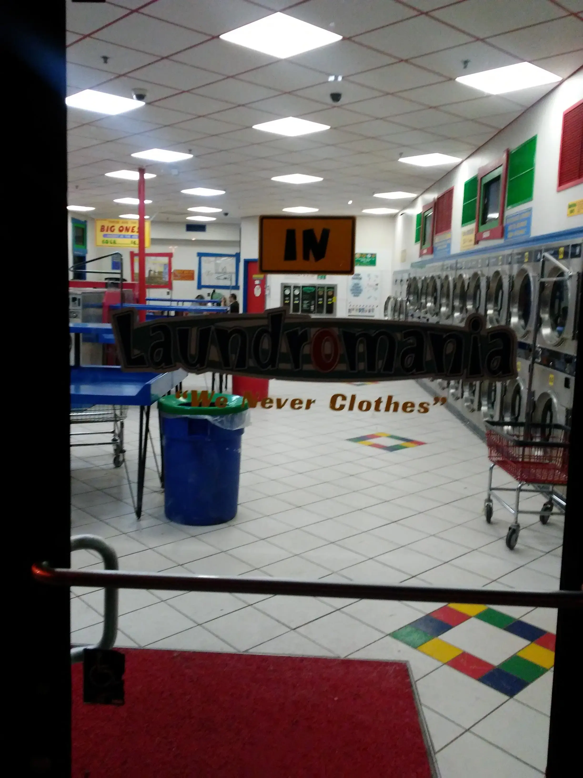 Laundromania (Sycamore Mall: East Iowa City) - Image 12