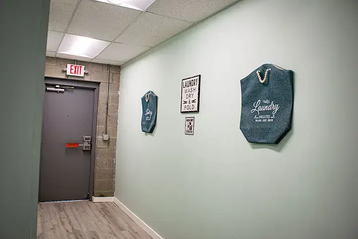 Laundromat 42 - Image 6