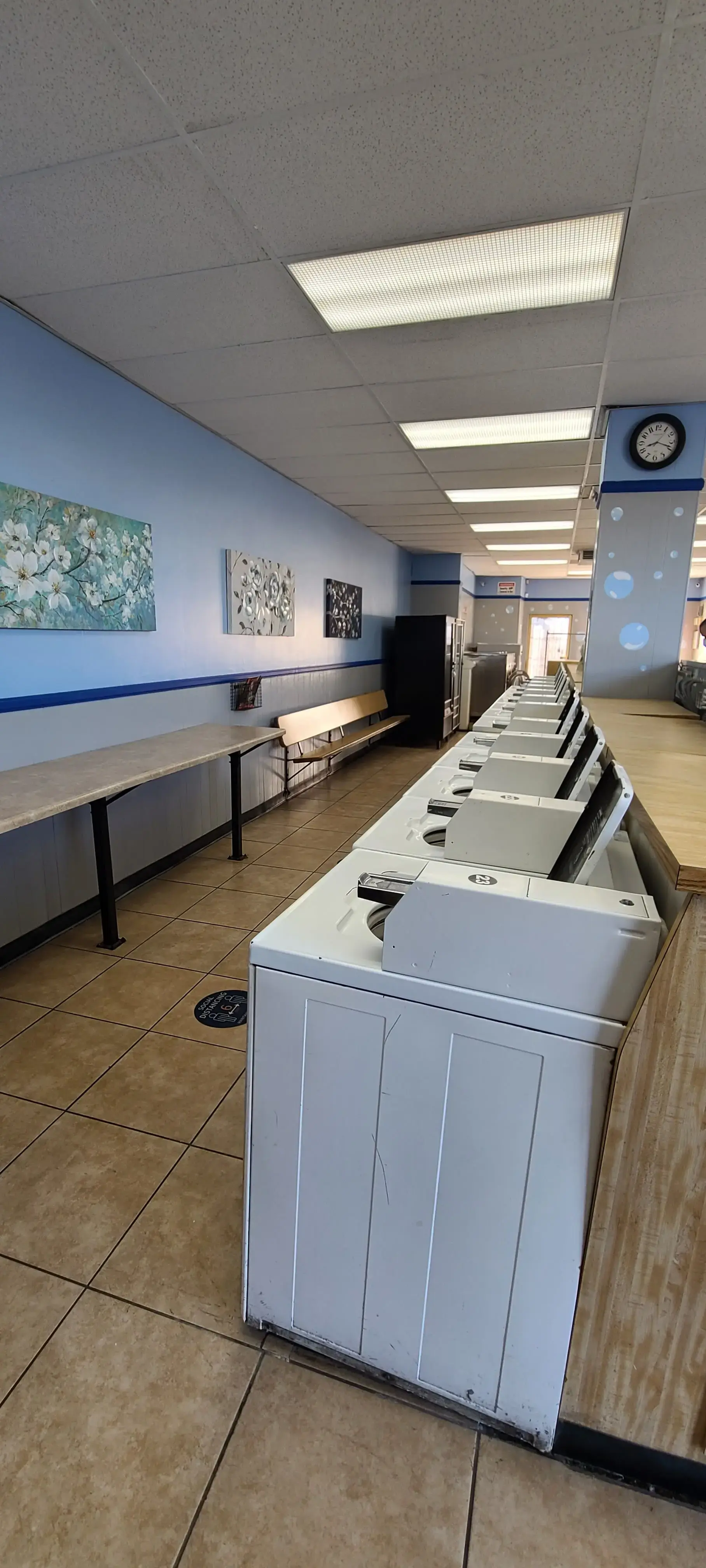 Laundromat Burbank Nice and clean - Image 11