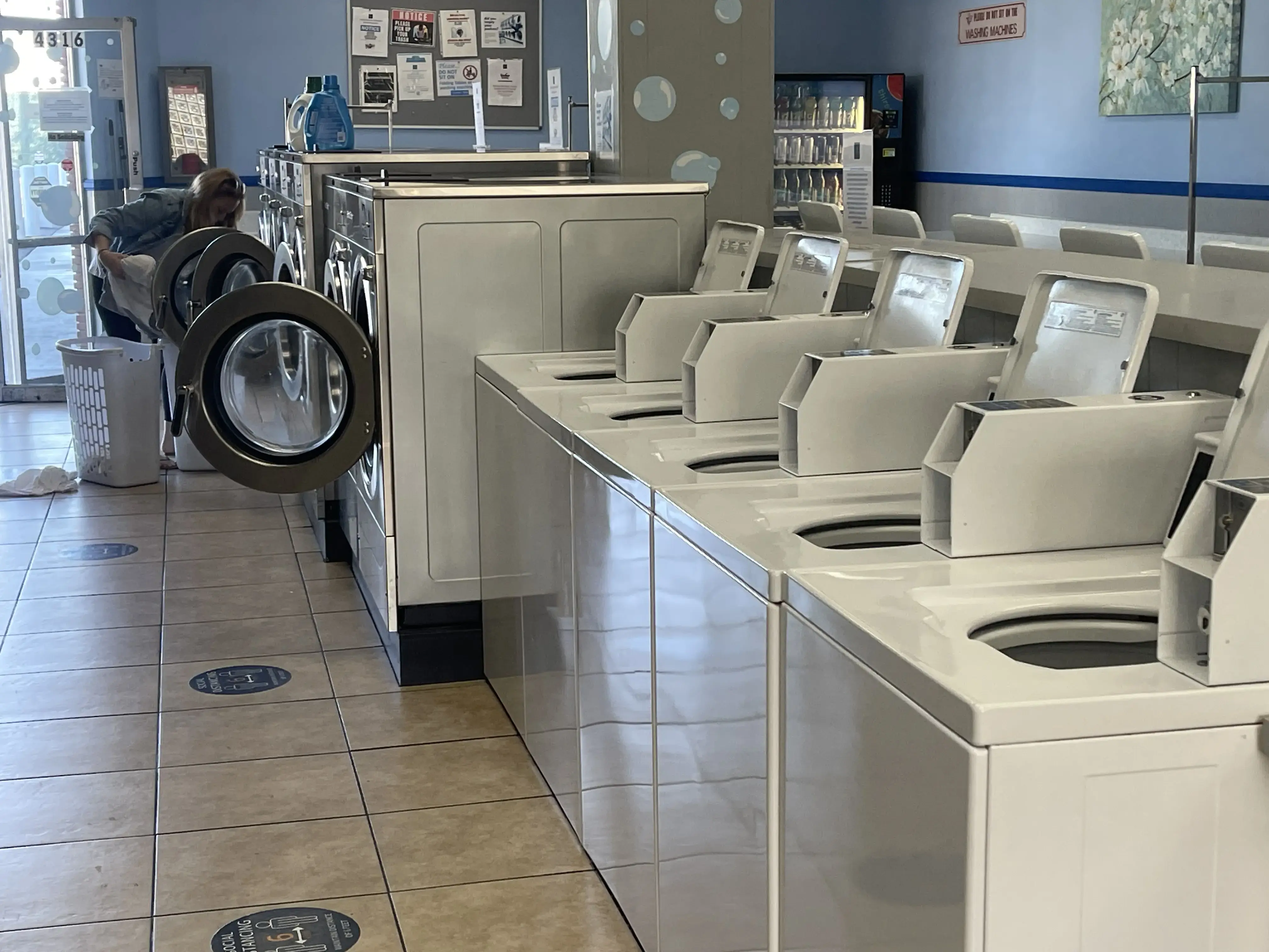 Laundromat Burbank Nice and clean thumbnail 15