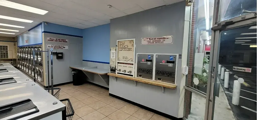 Laundromat Burbank Nice and clean - Image 8