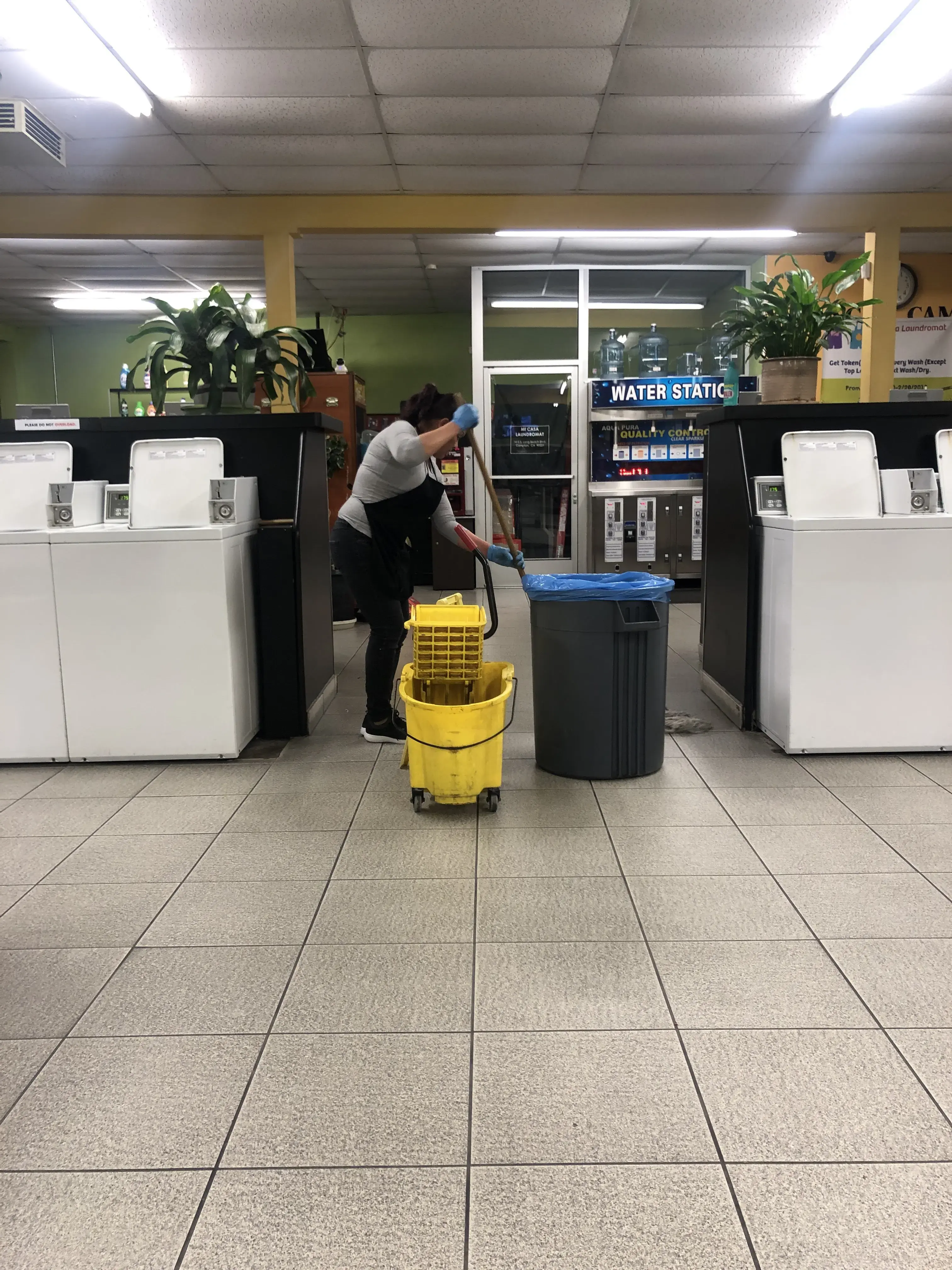 Laundromat In Compton thumbnail 4