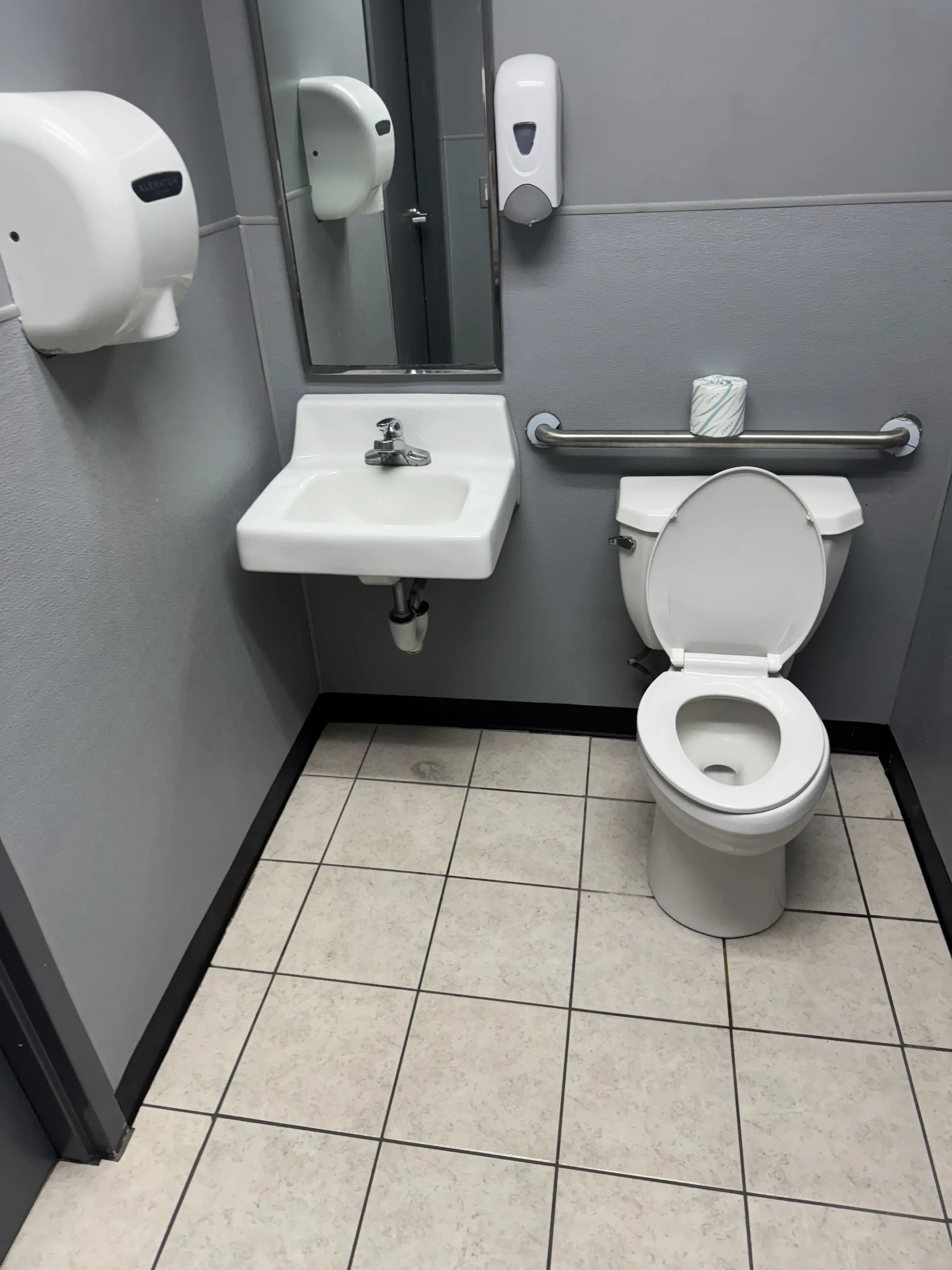 Laundromat - Image 16