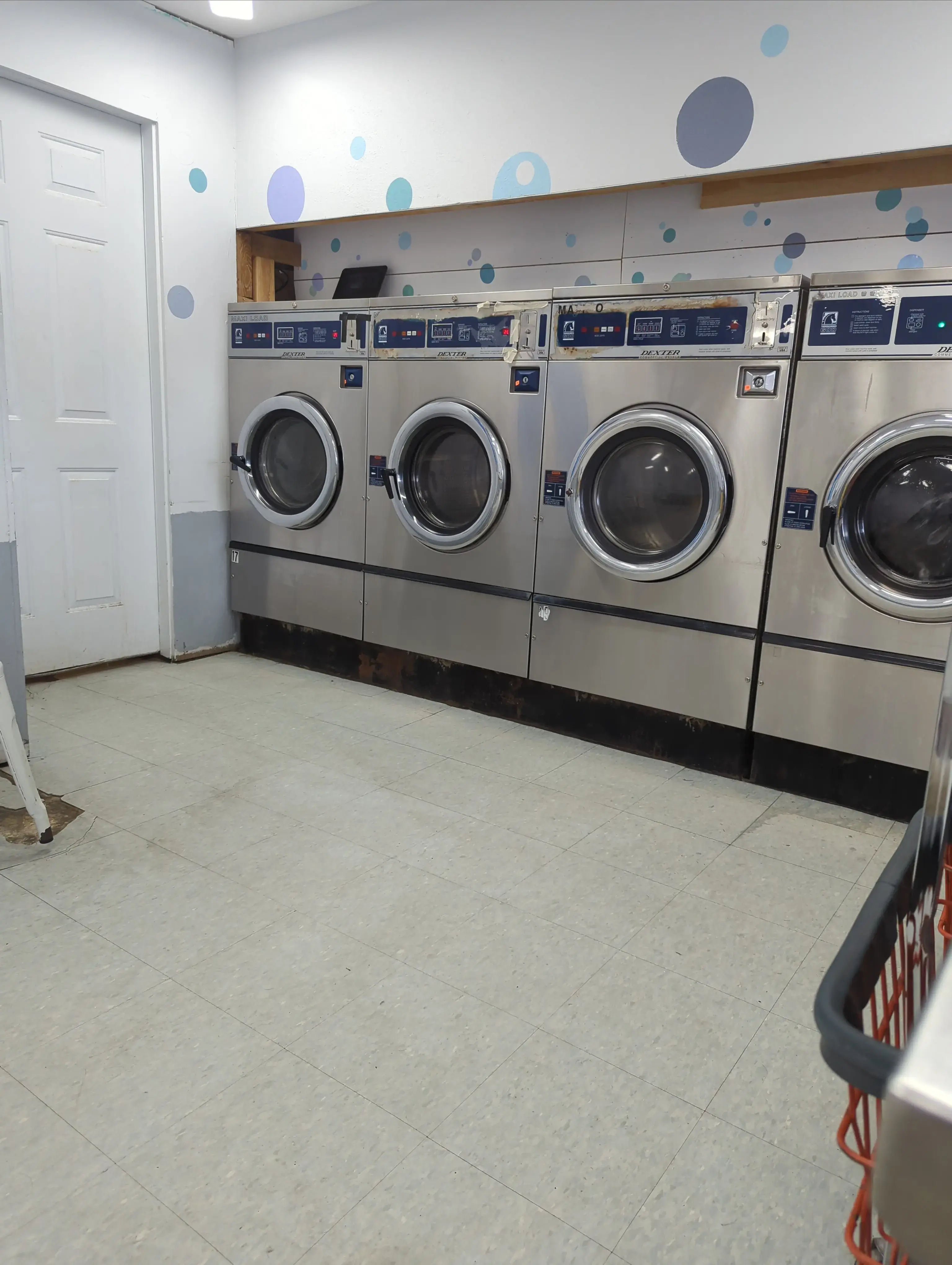 Laundromat - Image 20