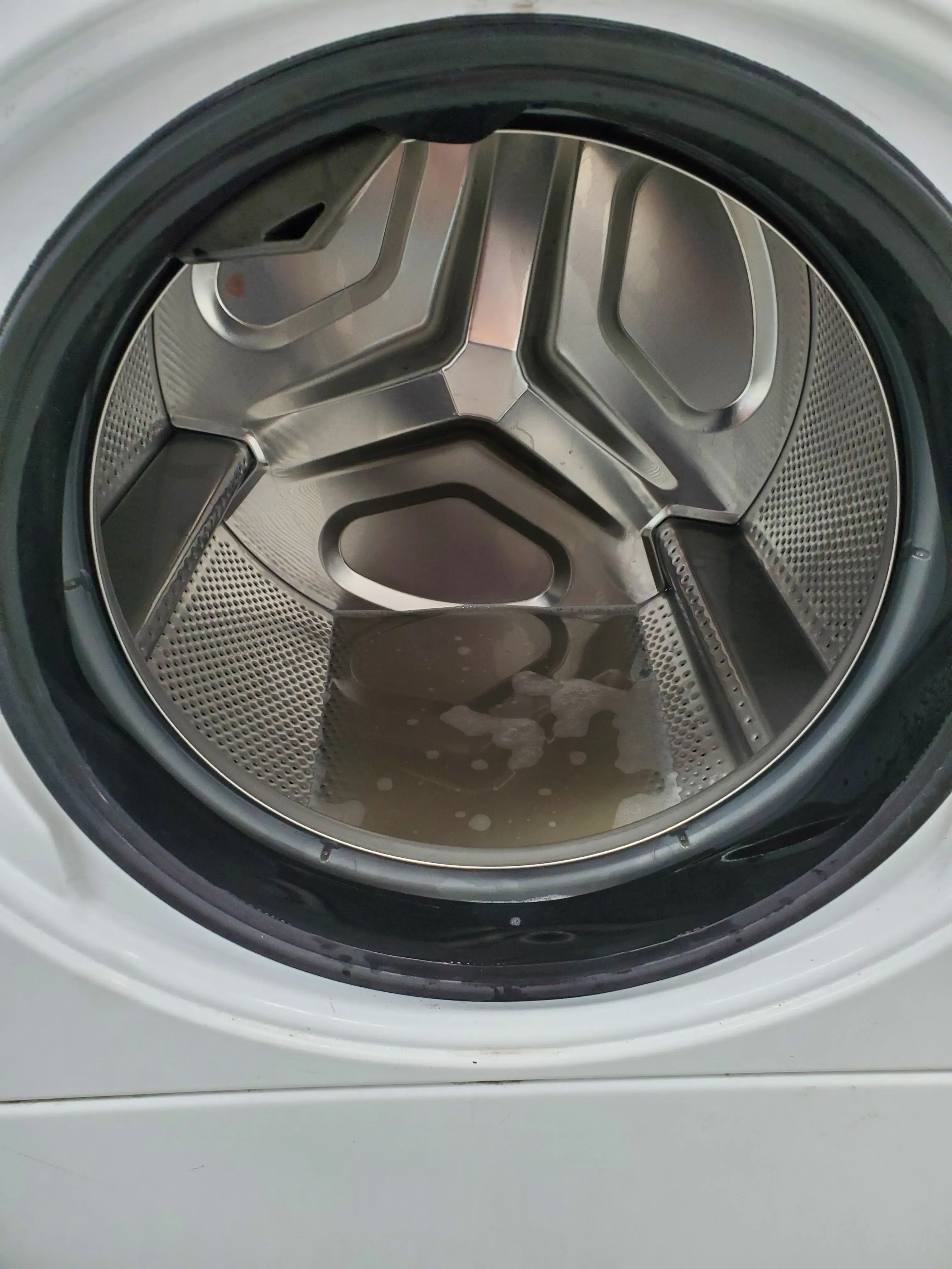 Laundromat - Image 12