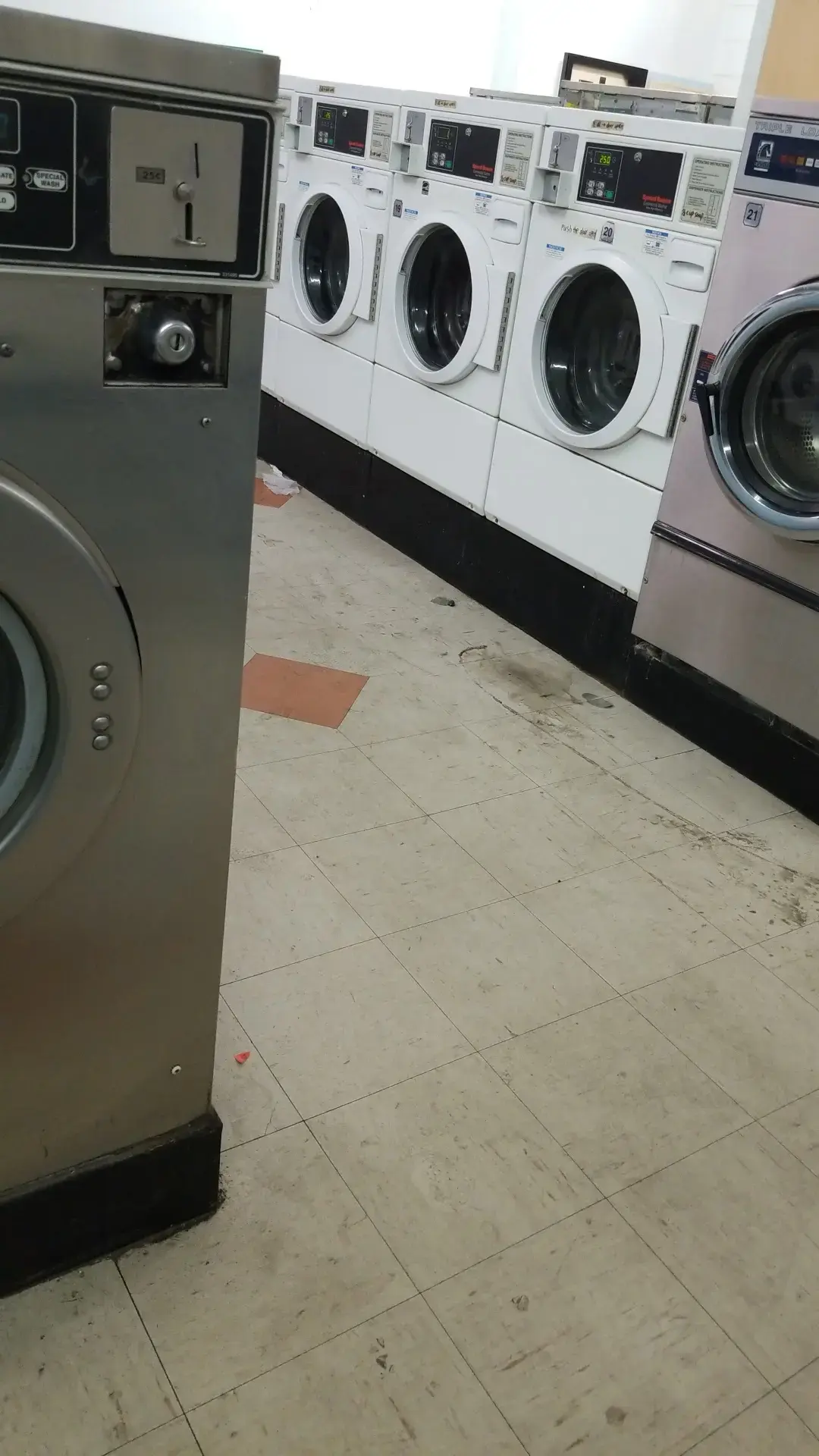 Laundromat - Image 11