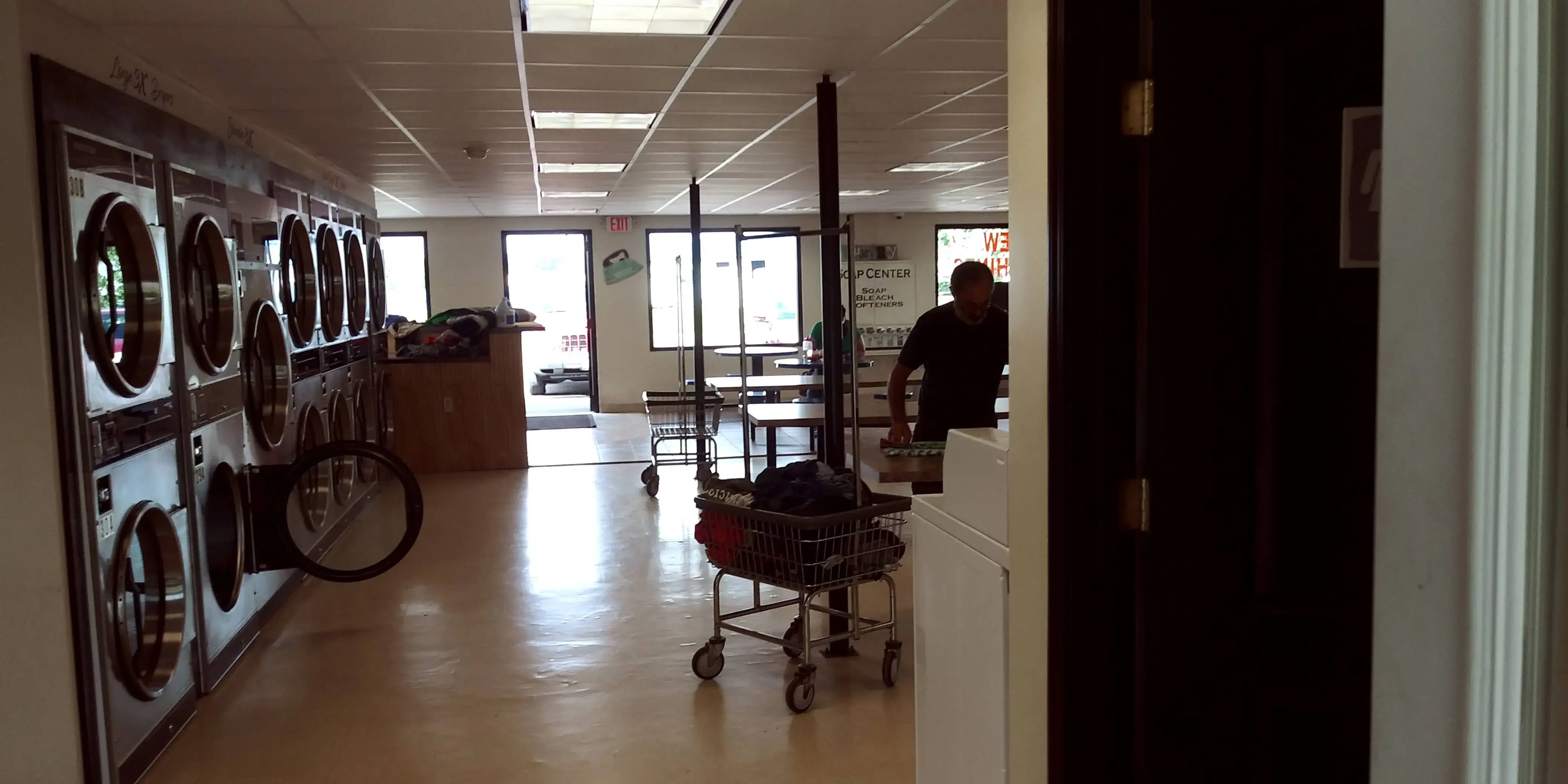 Laundry Daze Laundromat - Image 9