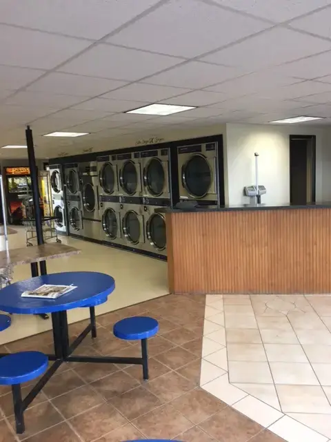 Laundry Daze Laundromat thumbnail 20