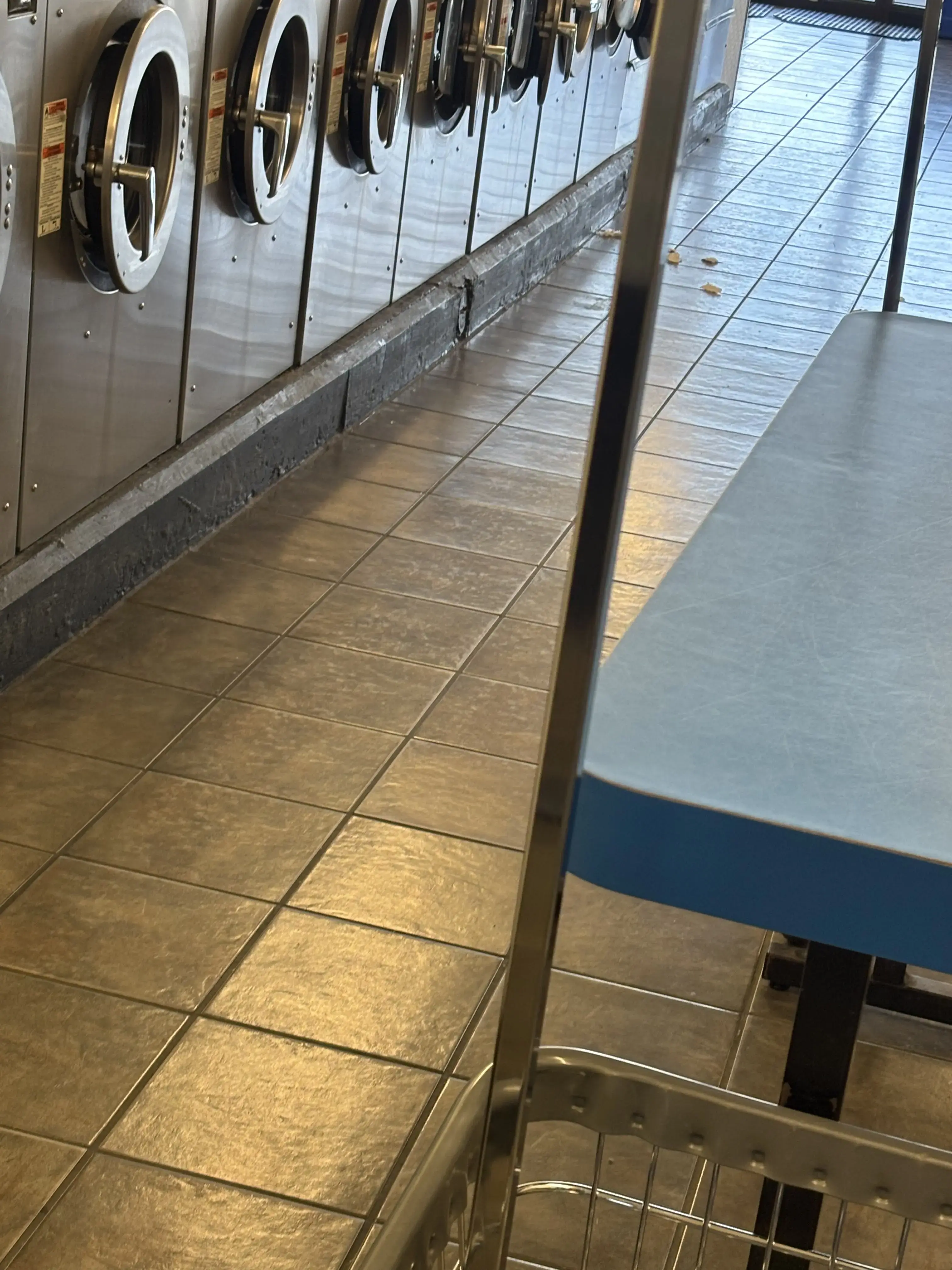 Laundry Land Laundromat - Image 11