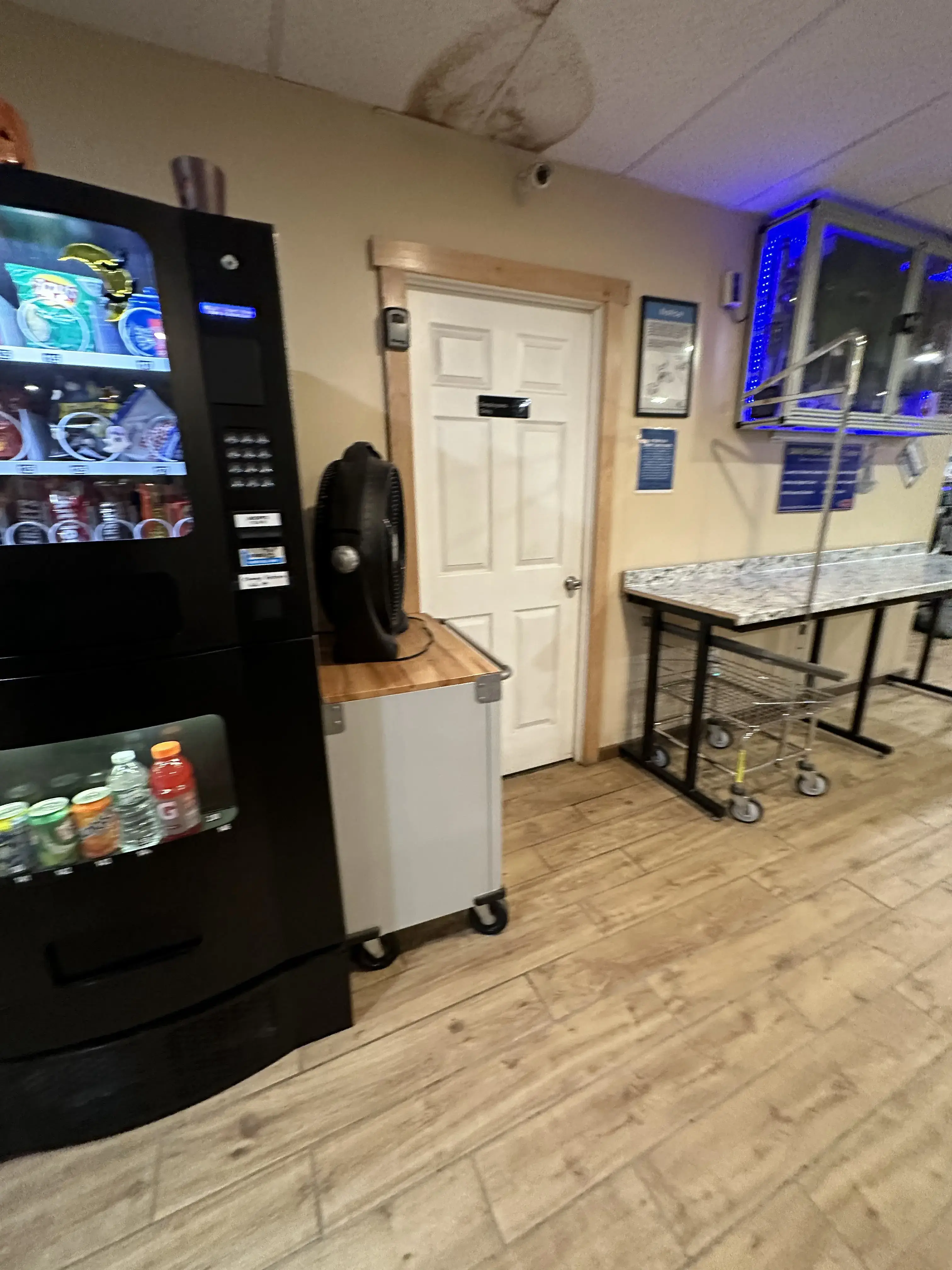 Laundry Lounge Laundromat thumbnail 14