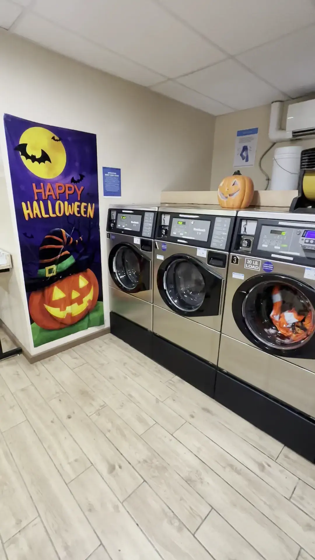 Laundry Lounge Laundromat - Image 18