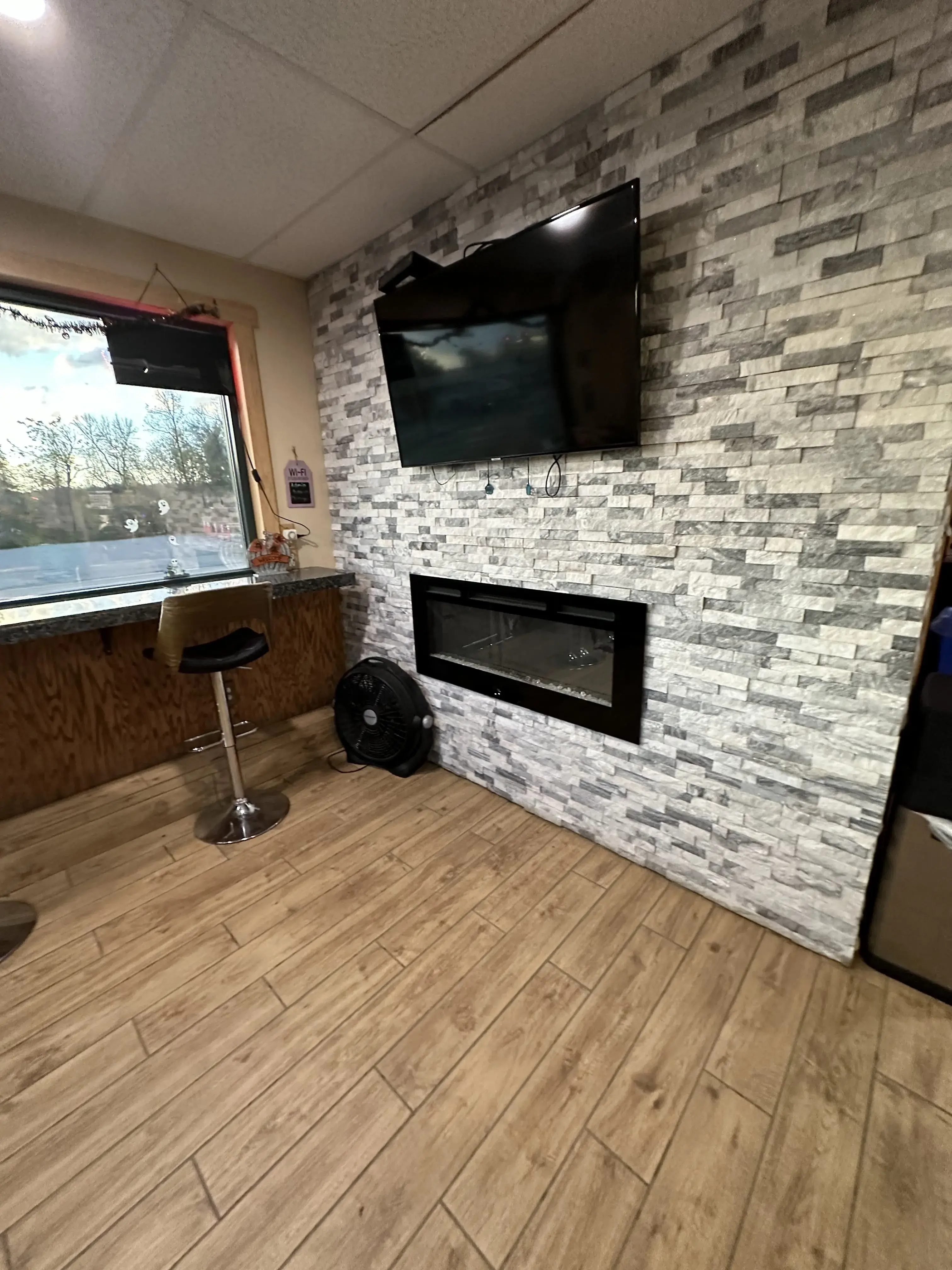 Laundry Lounge Laundromat thumbnail 4
