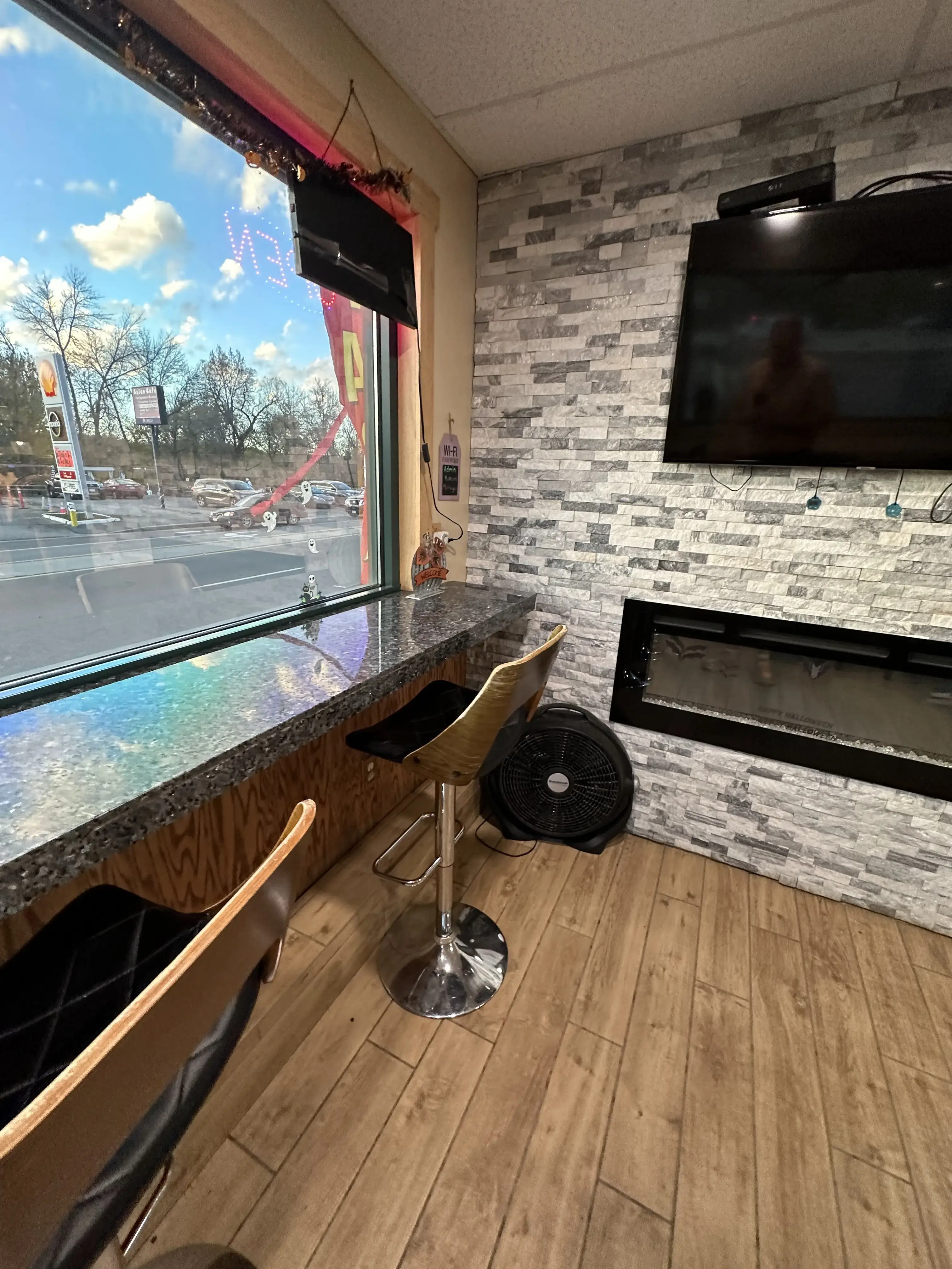 Laundry Lounge Laundromat thumbnail 19