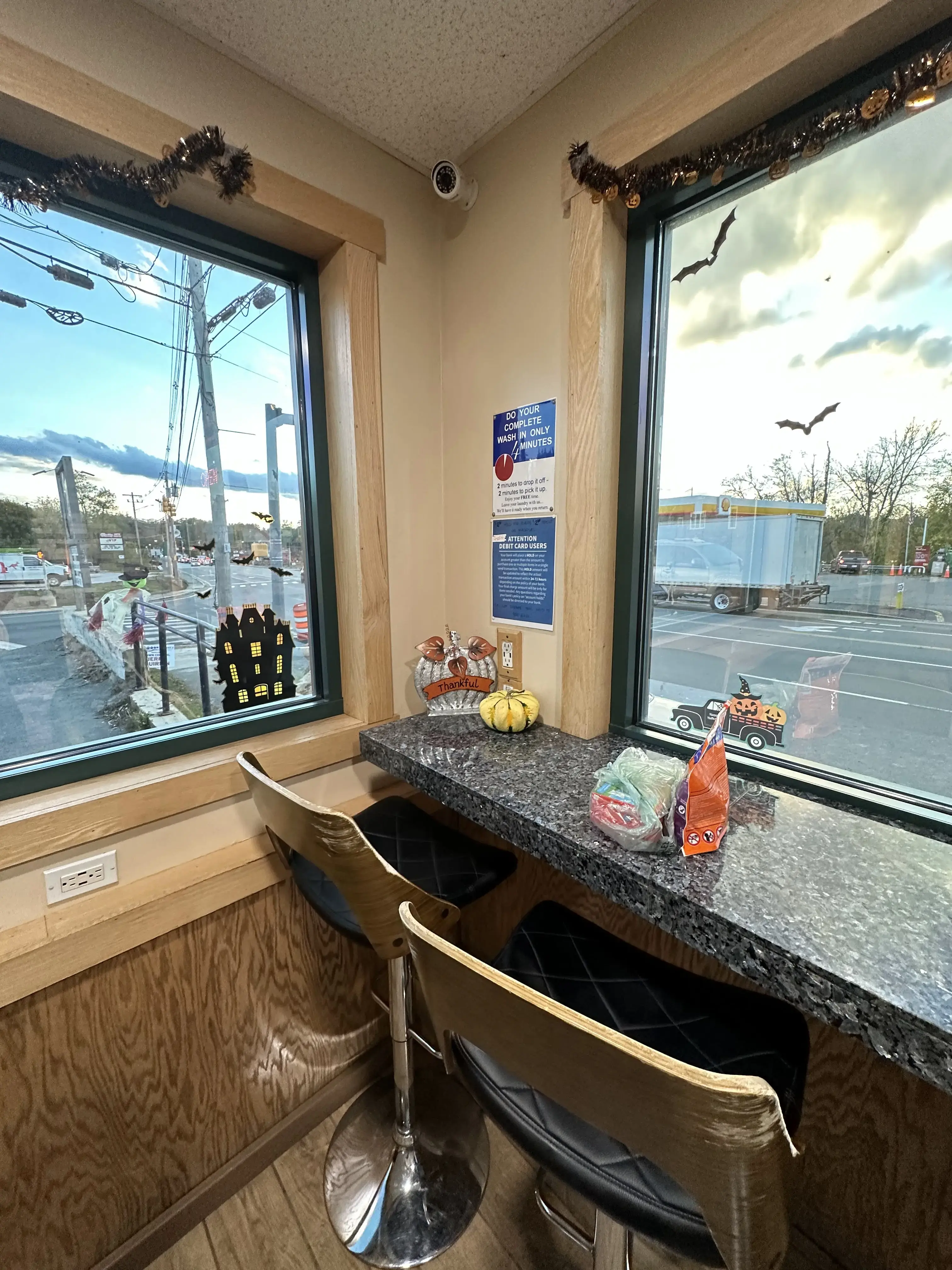 Laundry Lounge Laundromat - Image 15