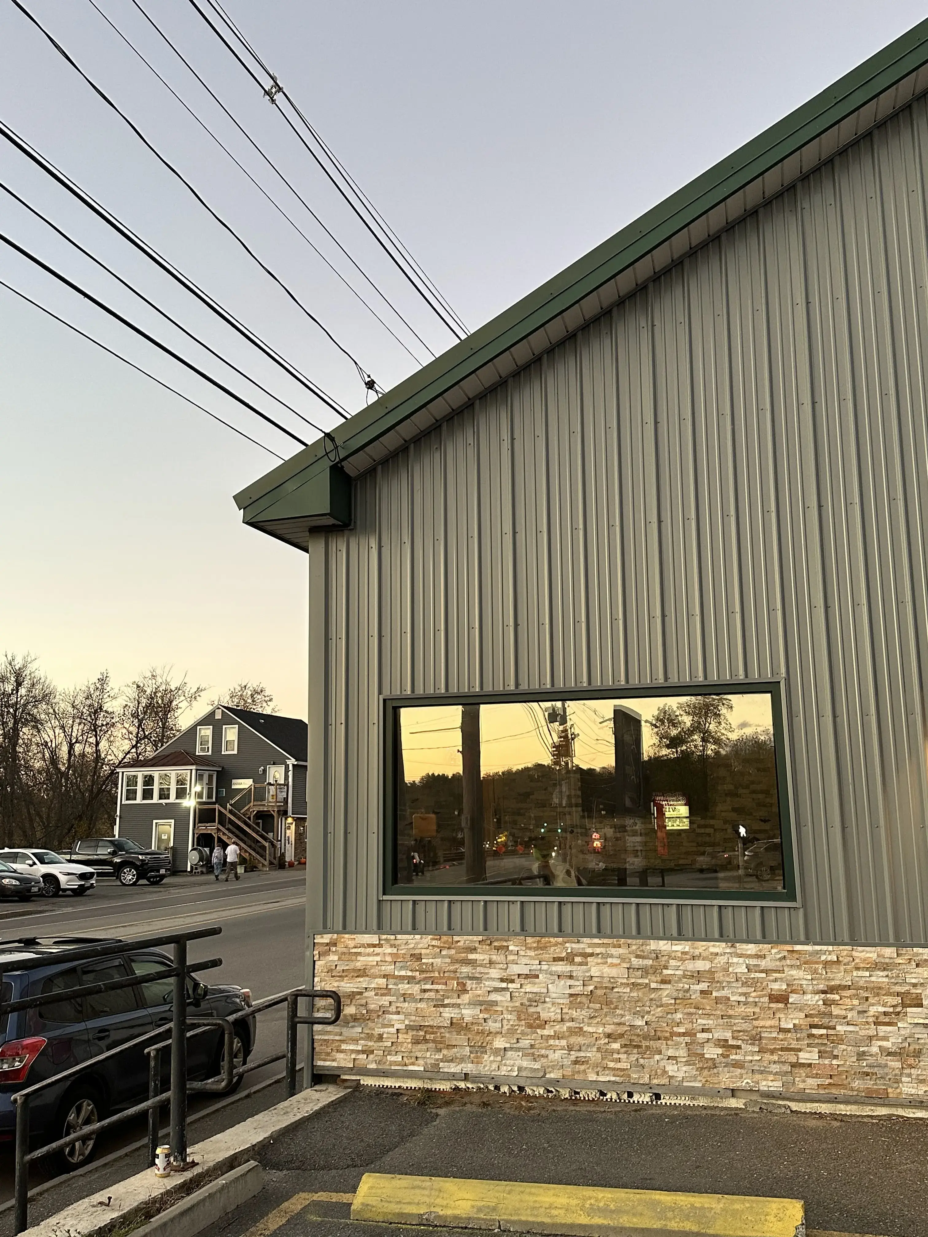 Laundry Lounge Laundromat thumbnail 2