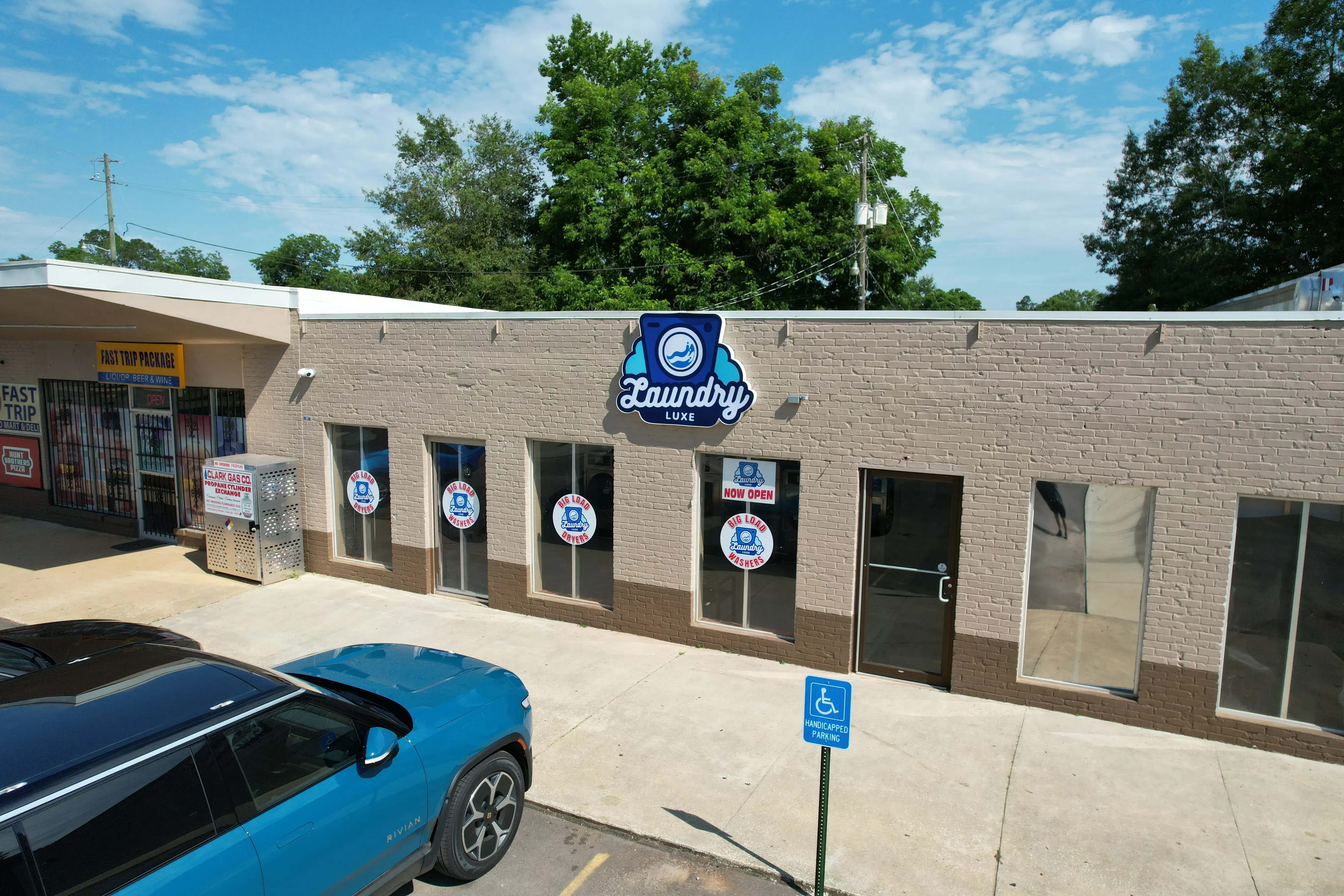 Laundry Luxe Laundromat - Image 9