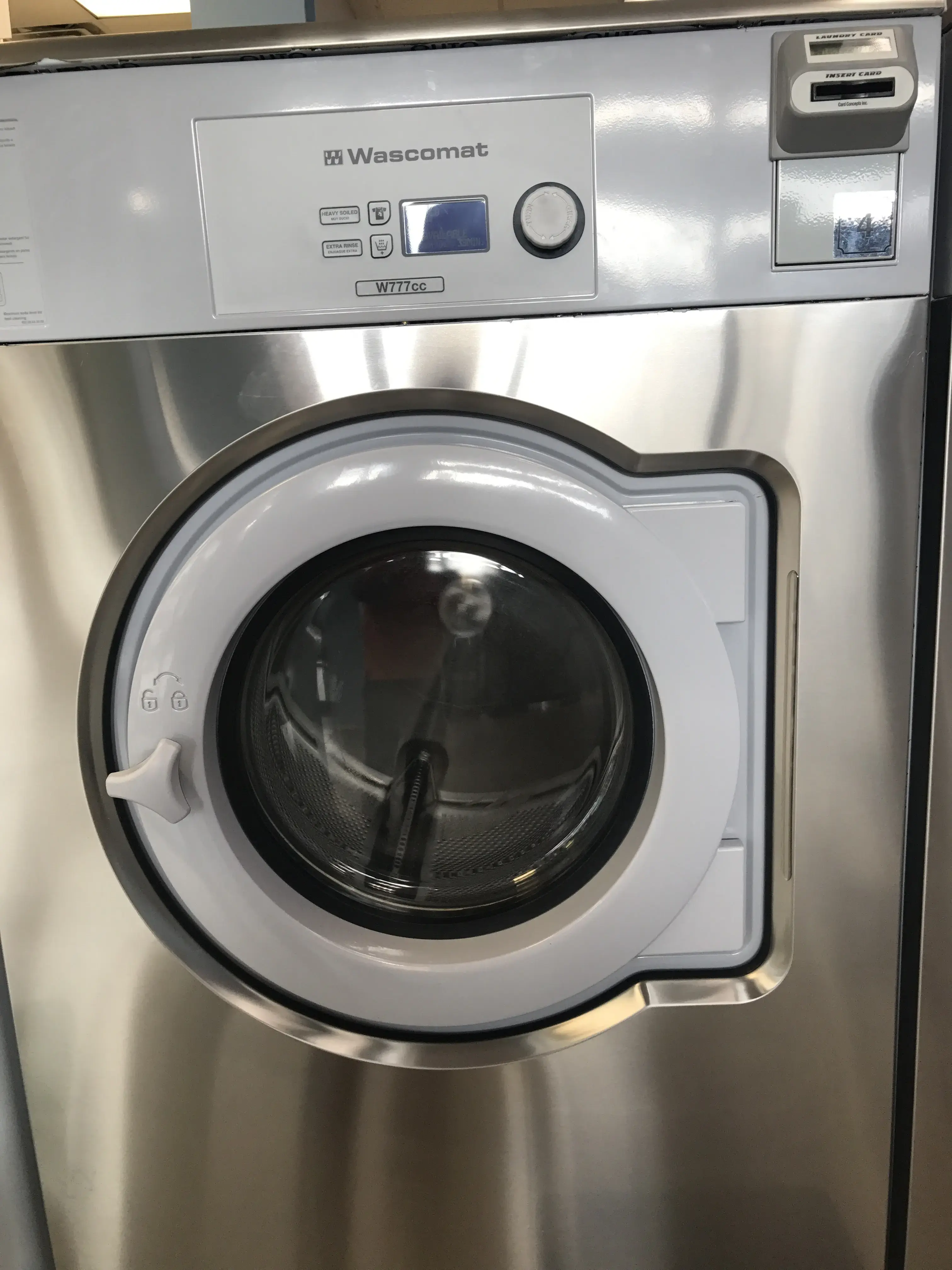 Laundry Mom / Latino Laundromat thumbnail 5