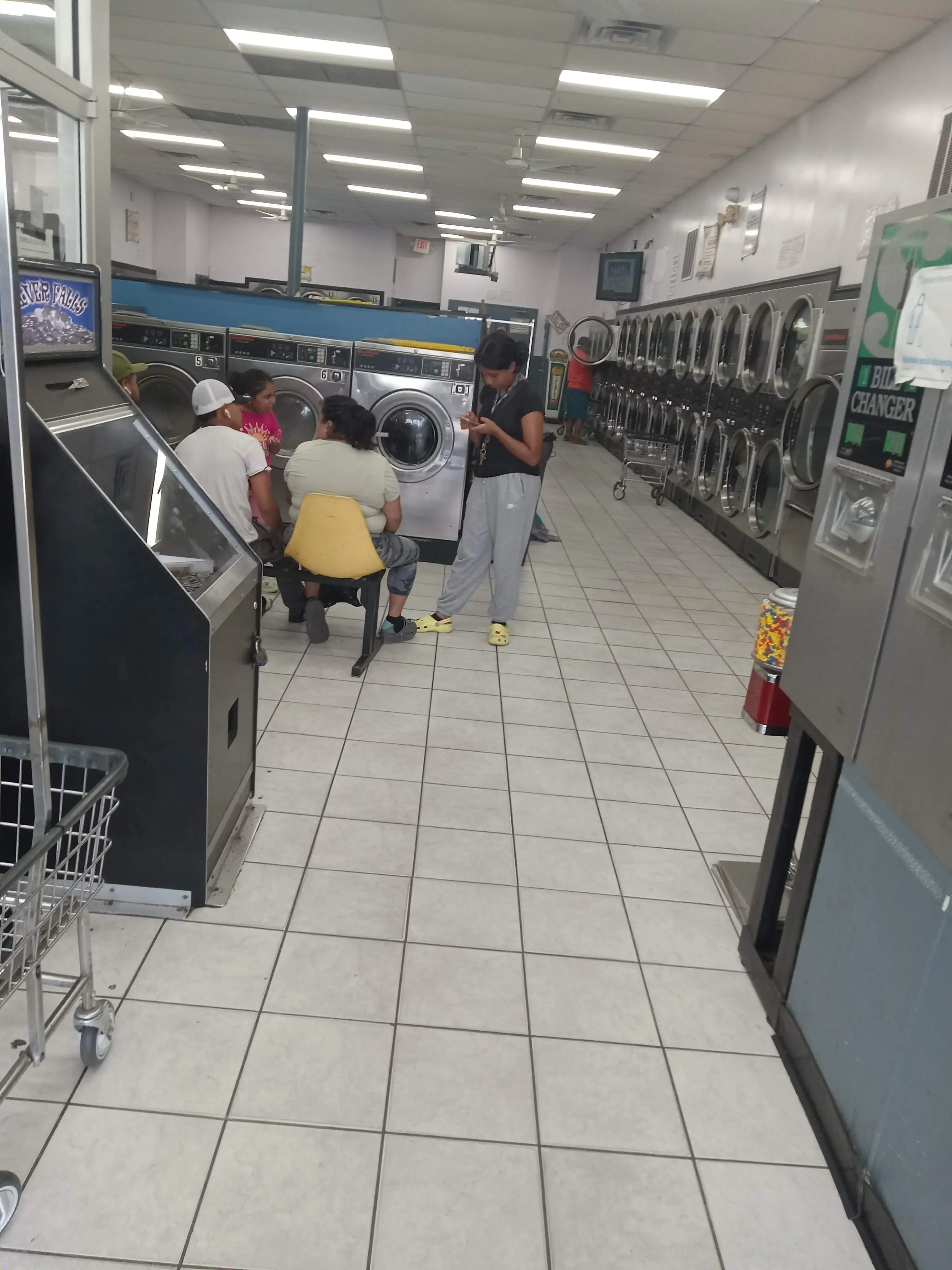 Laundry Mom / Latino Laundromat thumbnail 17