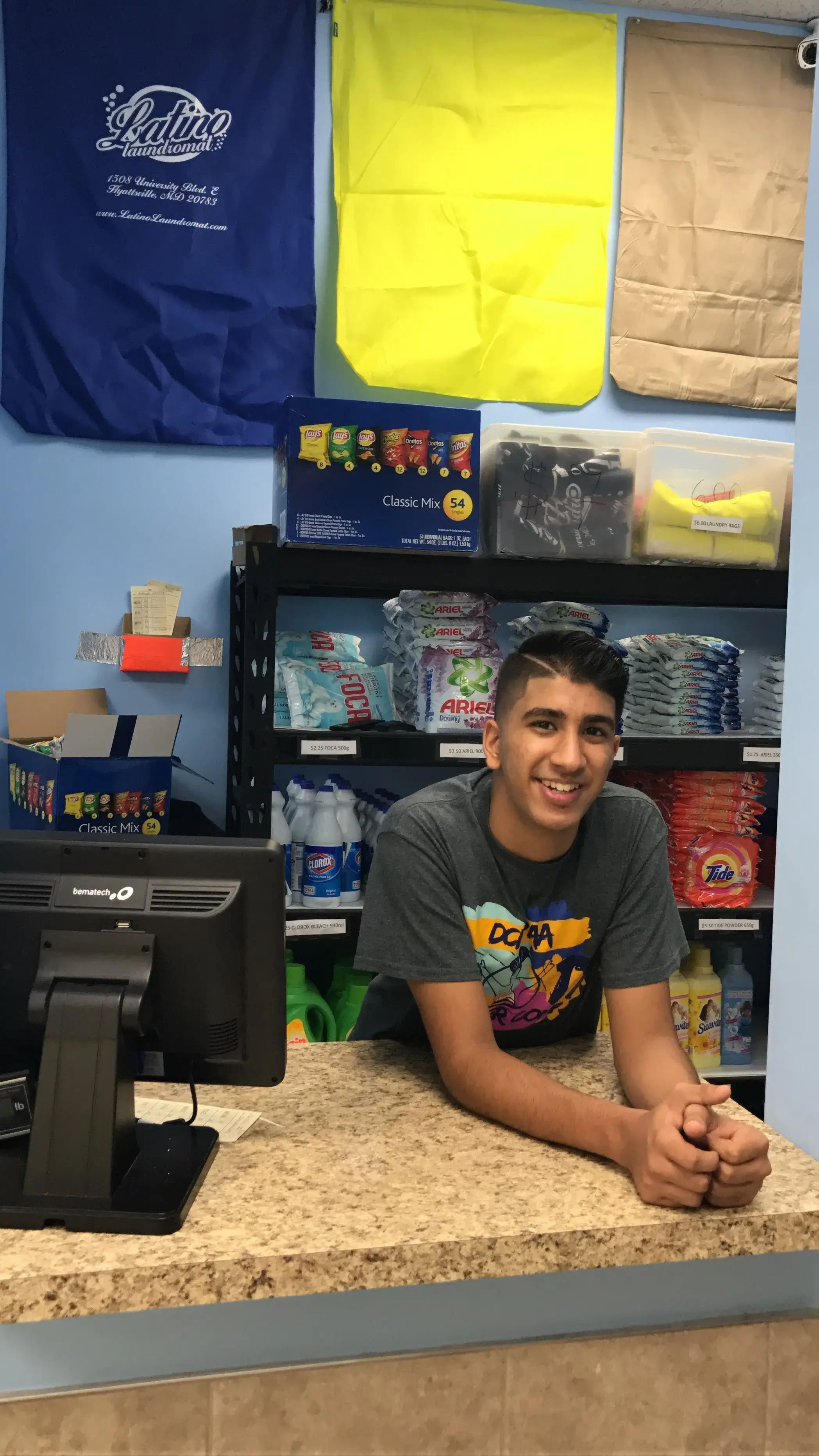 Laundry Mom / Latino Laundromat - Image 8