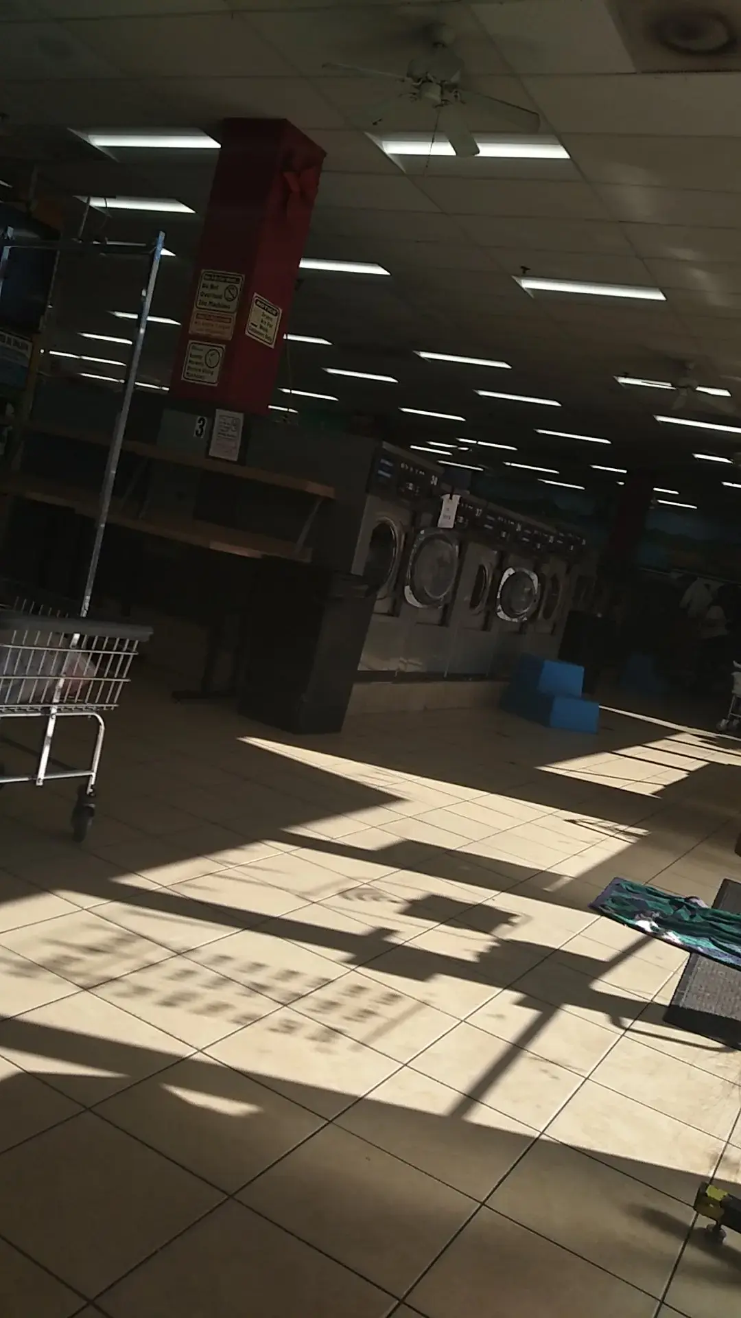 Laundry Mom / Latino Laundromat thumbnail 9