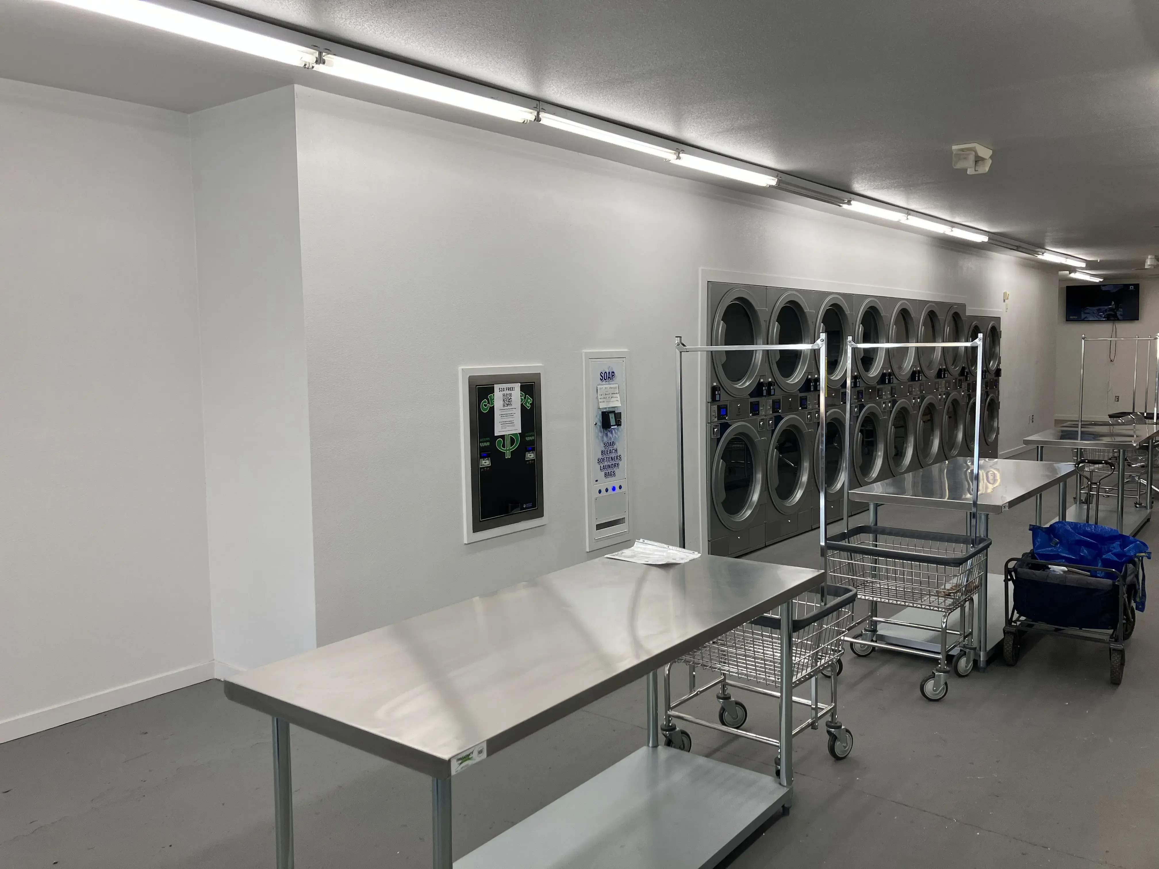 Laundry on Hayes Laundromat - Image 6