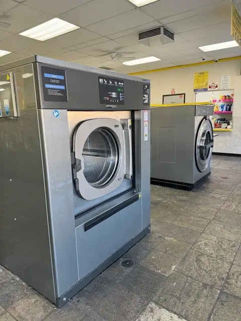 Laundry on Winnetka - Image 37