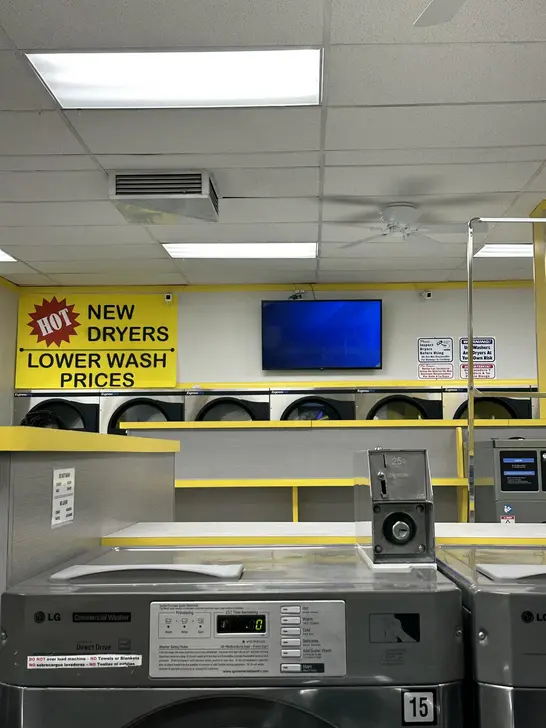 Laundry on Winnetka - Image 15