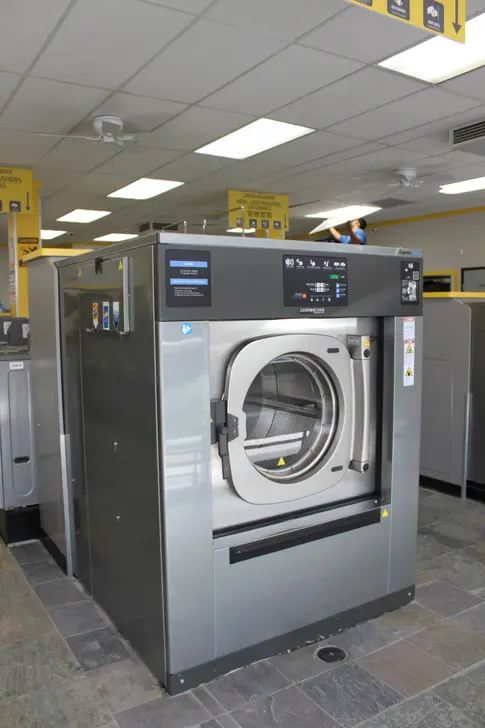 Laundry on Winnetka - Image 36