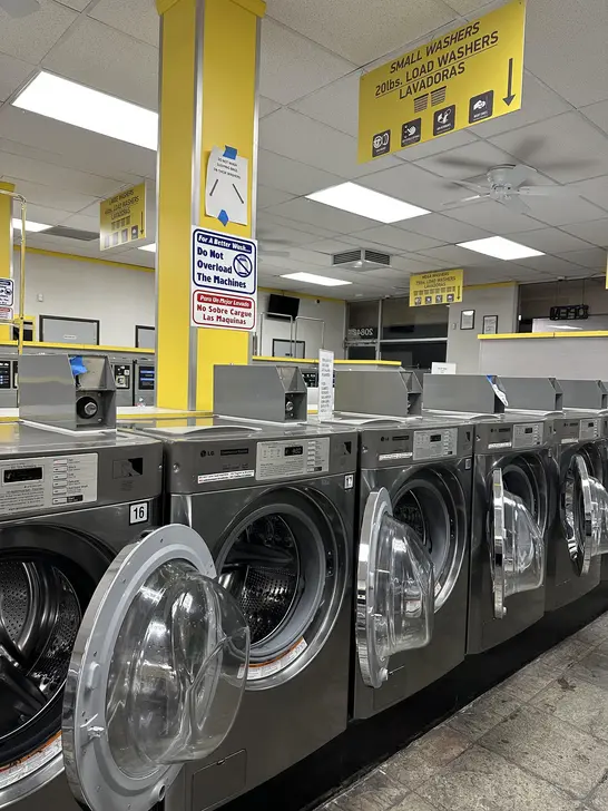 Laundry on Winnetka - Image 39