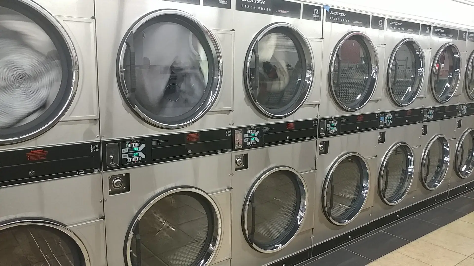 Lavanderia Coin Laundry thumbnail 14