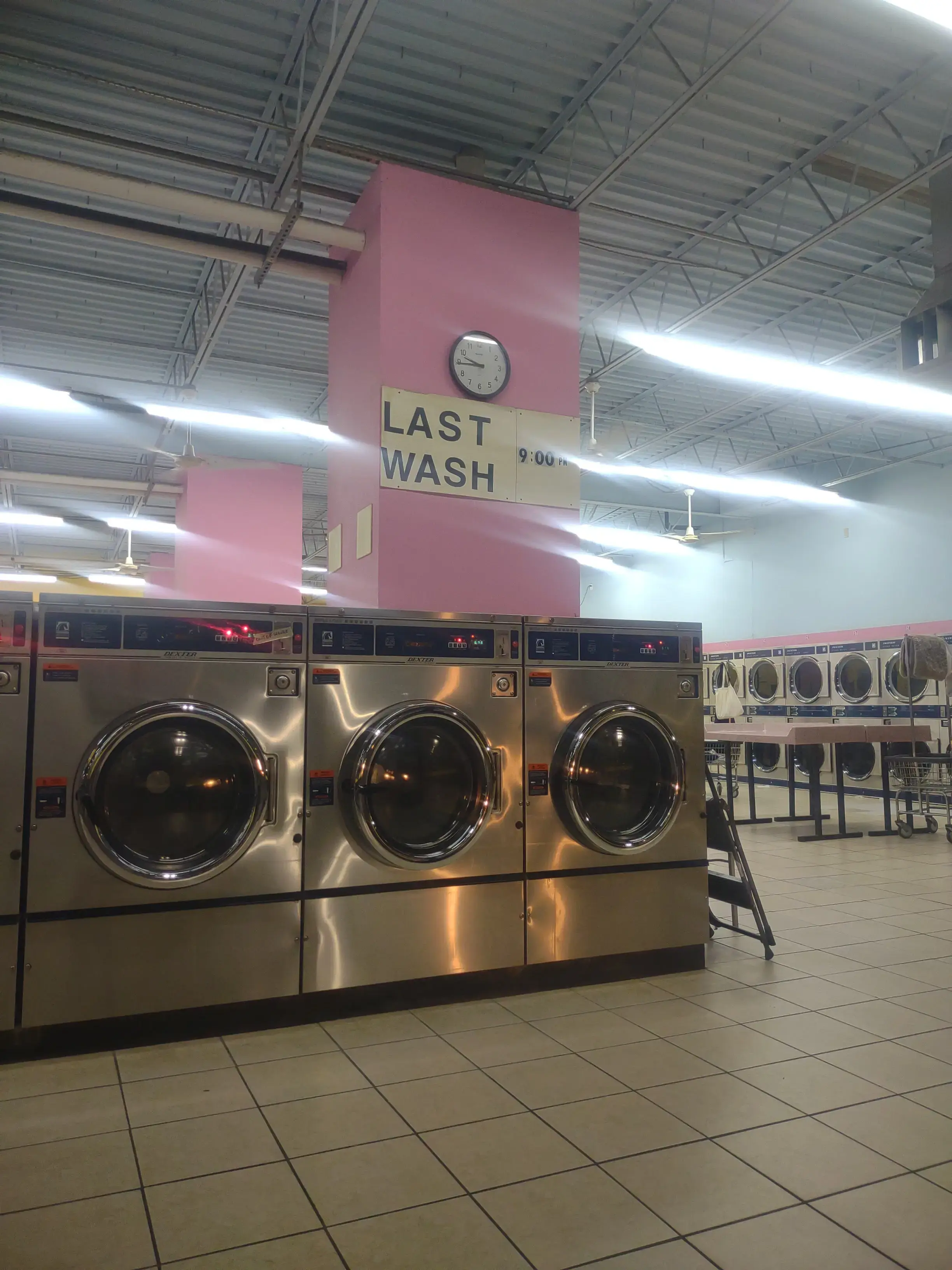 Lavanderia Select Coin Laundromat - Image 20