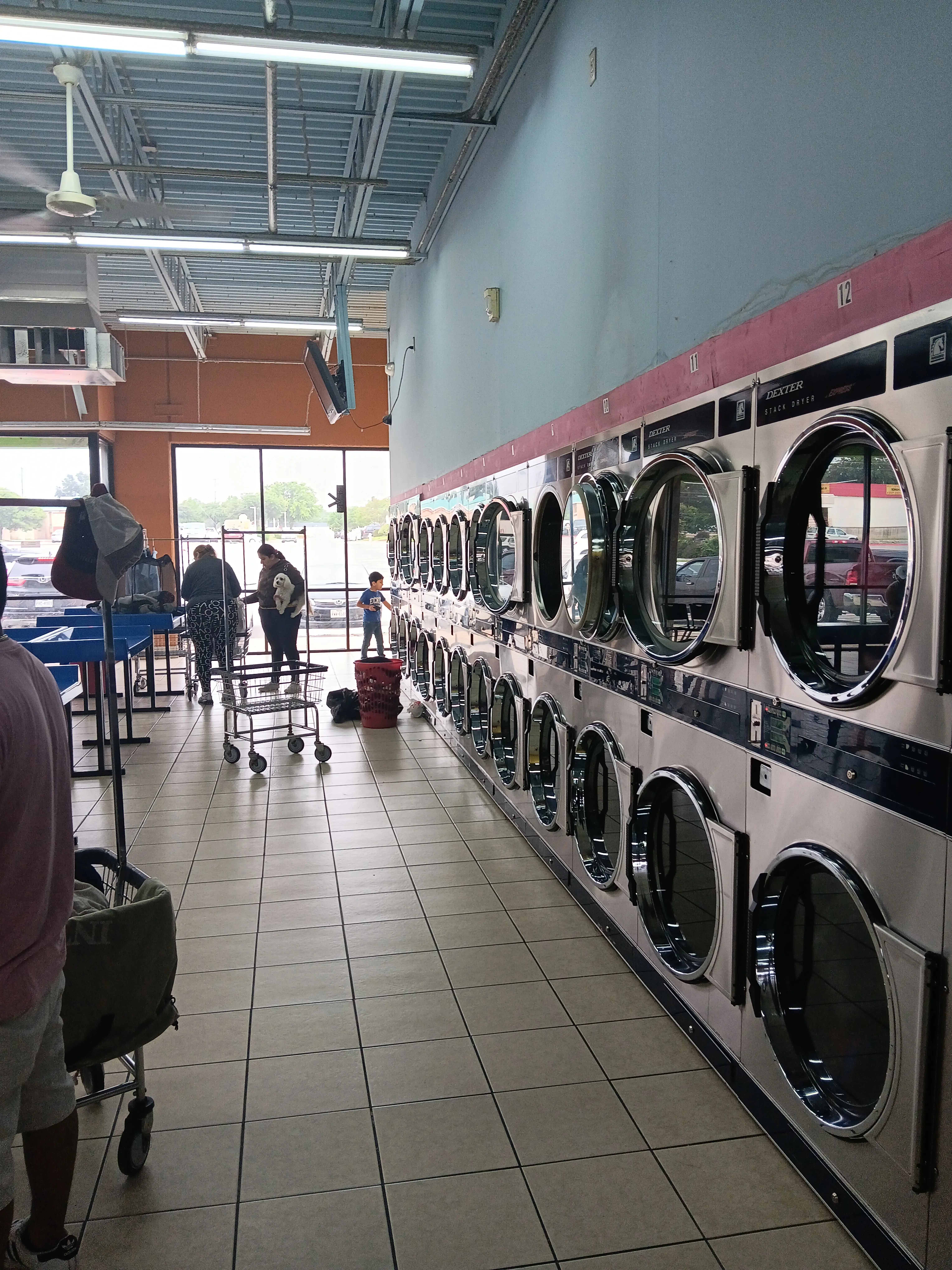 Lavanderia Select Coin Laundromat - Image 18
