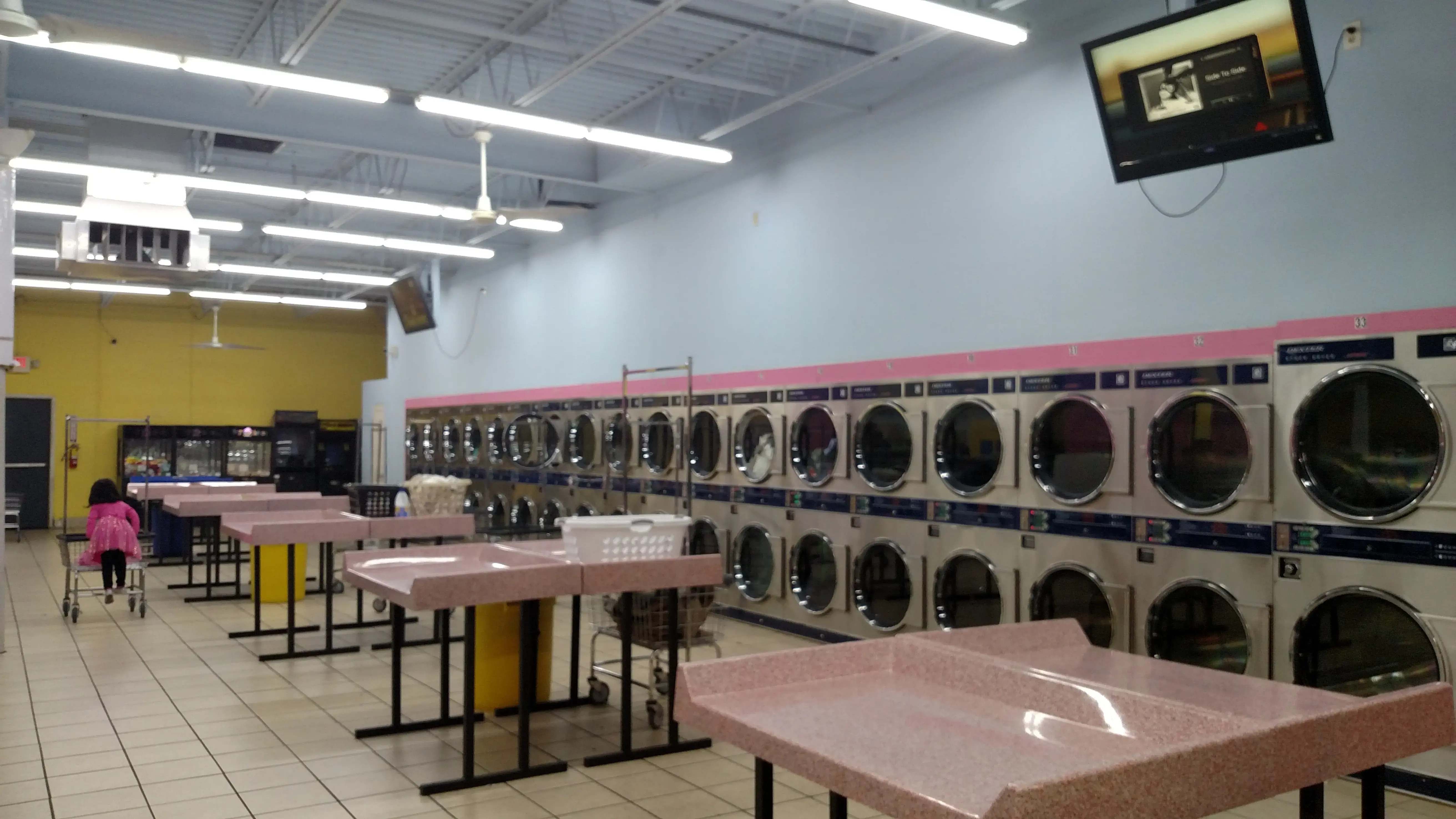 Lavanderia Select Coin Laundromat - Image 19