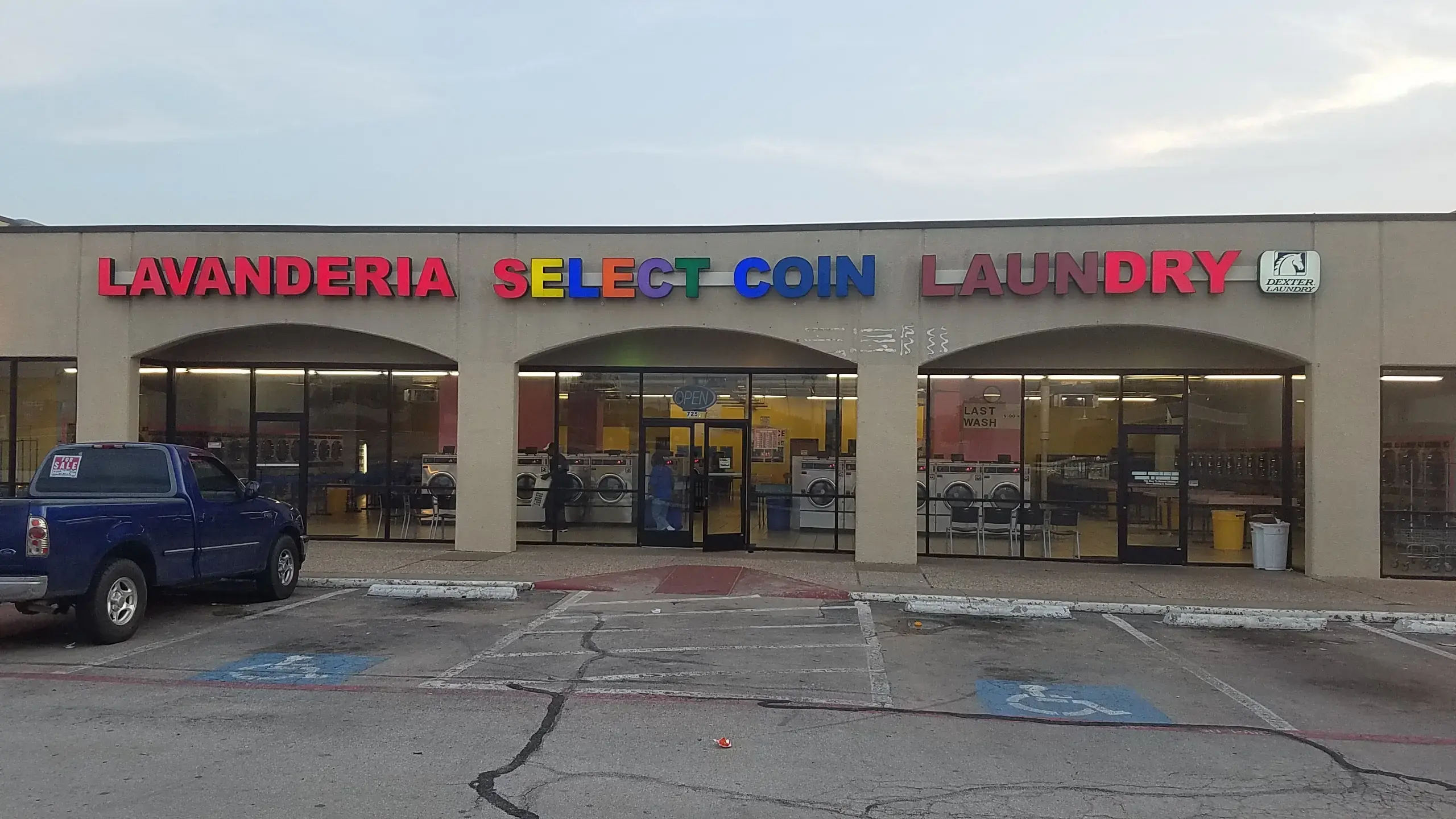 Lavanderia Select Coin Laundromat - Image 2