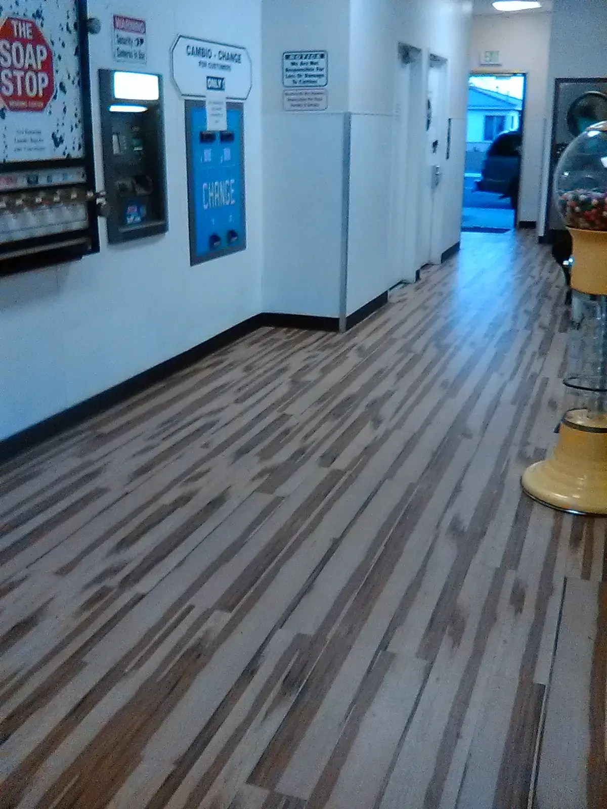 Lemon Grove Coin Laundry - Image 10